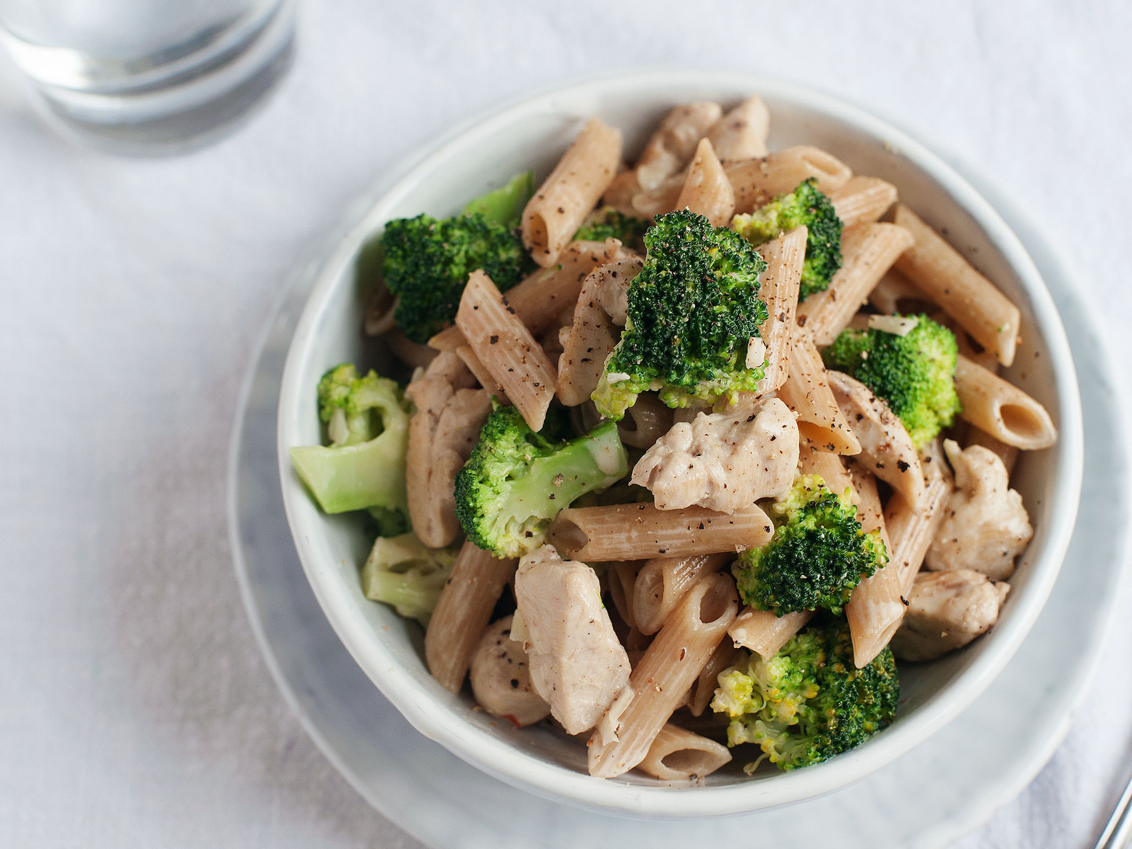 Cremige Penne mit Huhn und Brokkoli