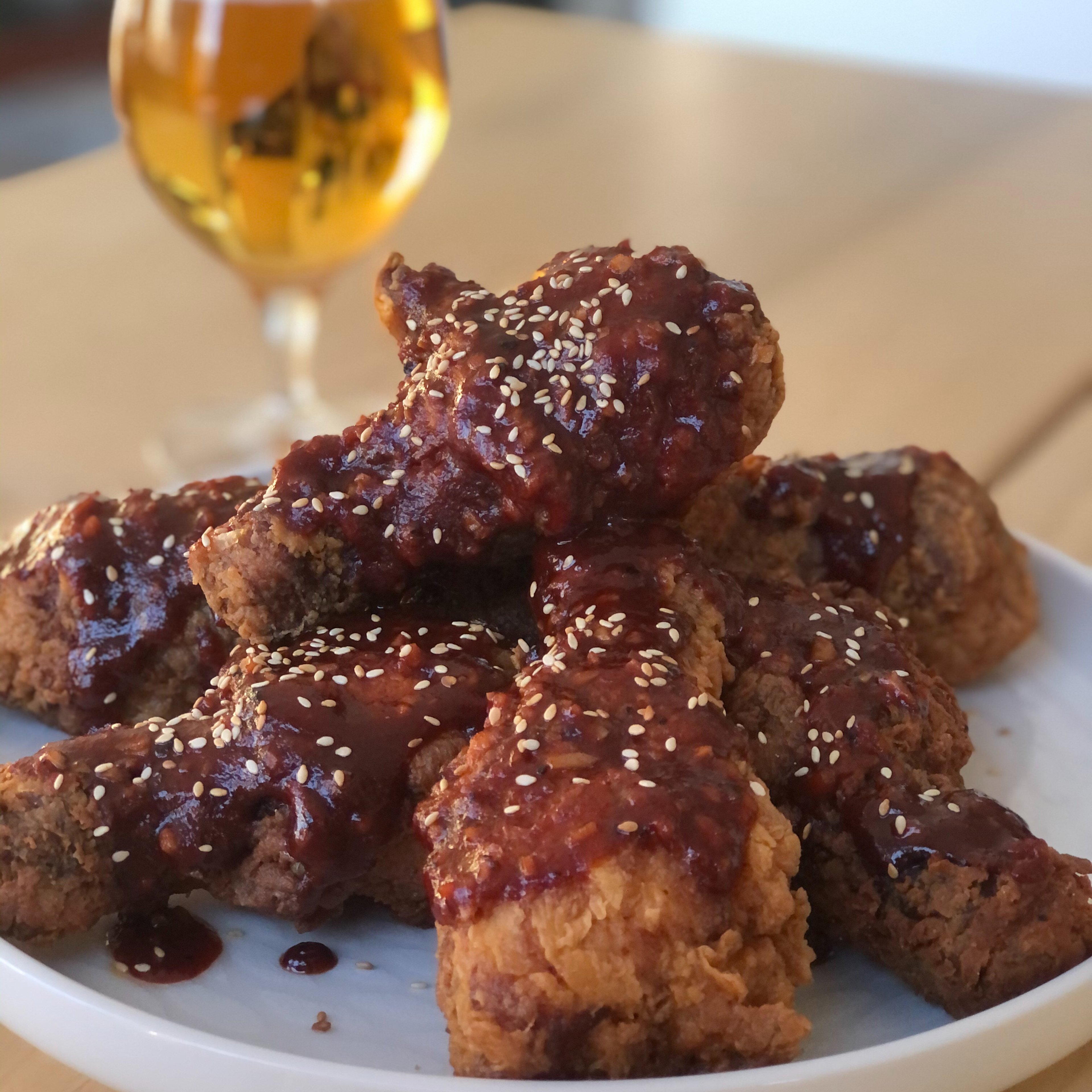 Koreanisches Fried Chicken in würziger Soße (양념치킨)