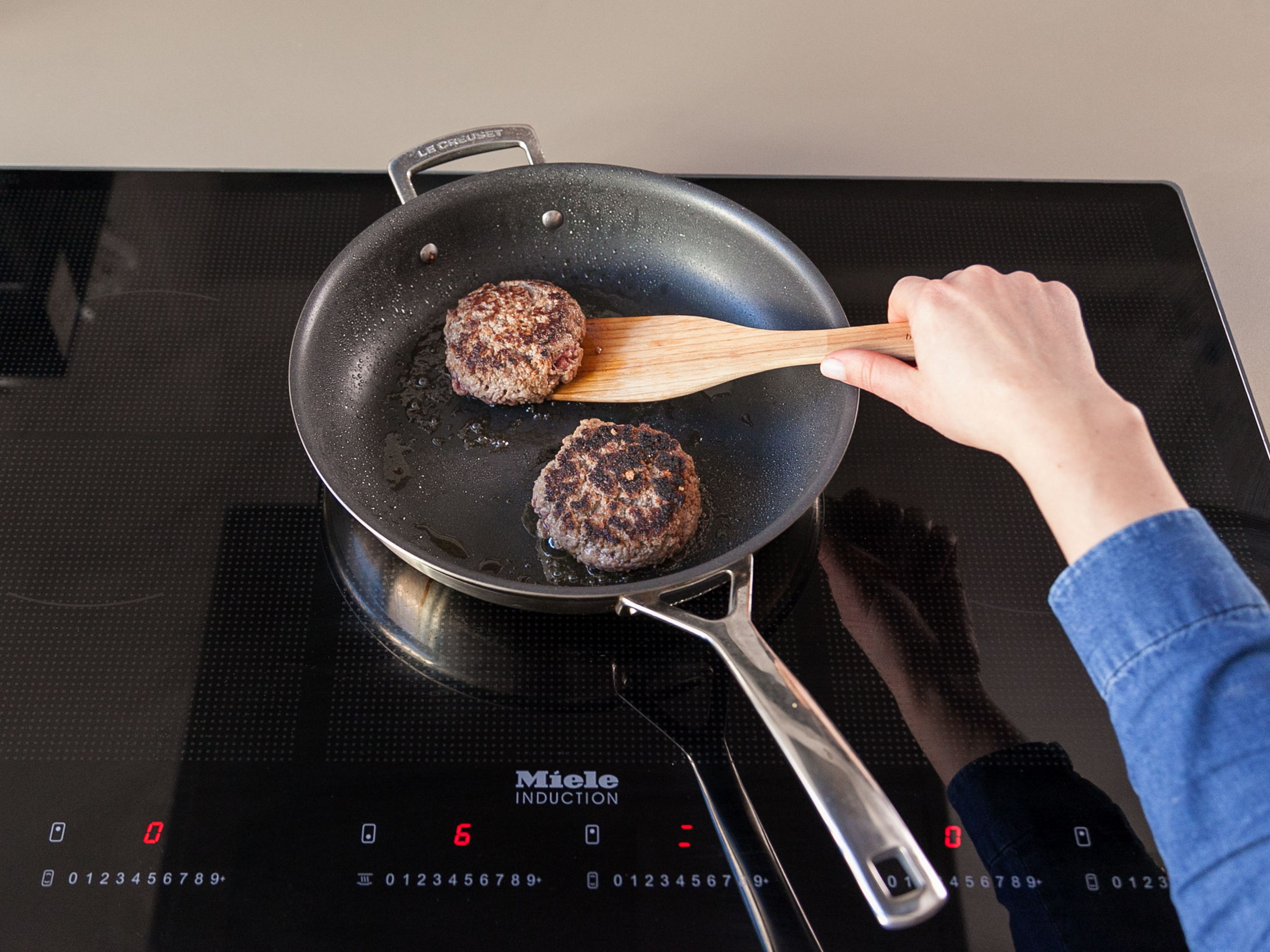Heat oil in a pan for approx. 2 min. and fry burger patties on both sides over medium-high heat for approx. 4 min., or until cooked to desired doneness.