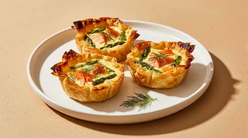 Kleine Quiches mit grünem Spargel und Räucherlachs aus der Muffinform