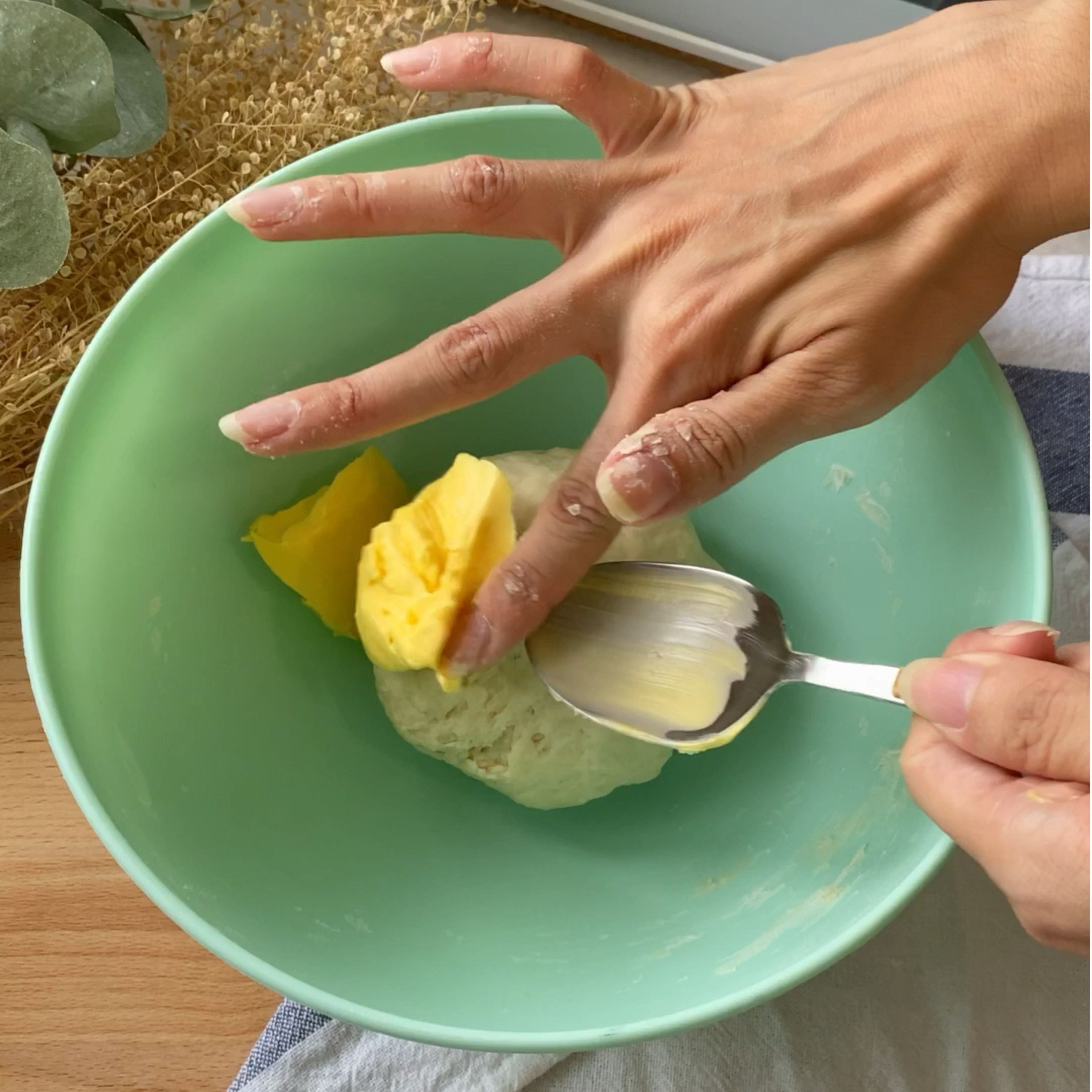 Add margarine, knead until the dough smooth. Cover and let rise for 30 minutes.