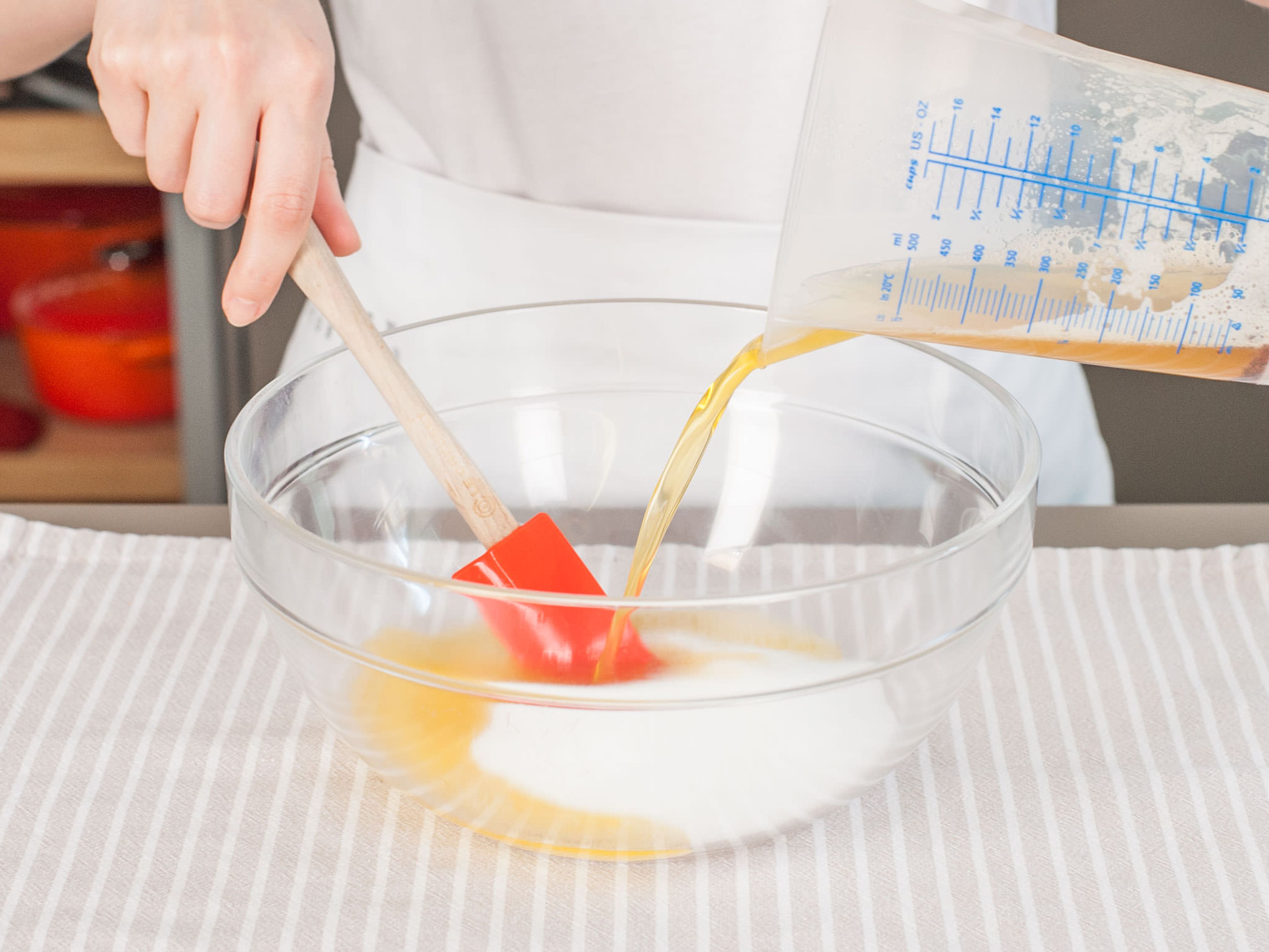 In einer zweiten Schüssel einen Teil der braunen Butter und Zucker verrühren. Eier einzeln hinzugeben, anschließend Vanilleextrakt unterrühren.