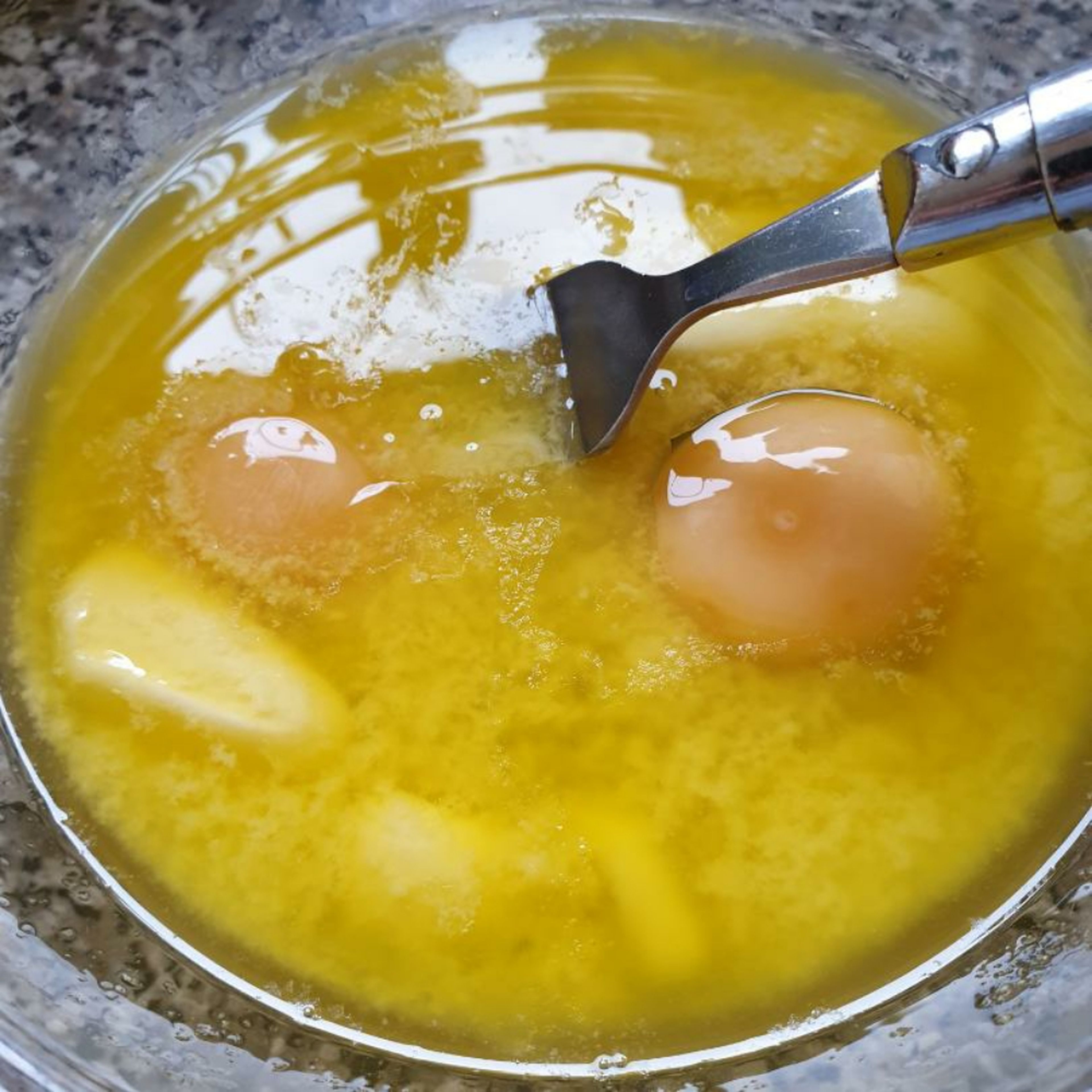 In a small bowl, melt the butter in the microwave. Add the egg, milk and vanilla to the butter mixture and stir to combine.