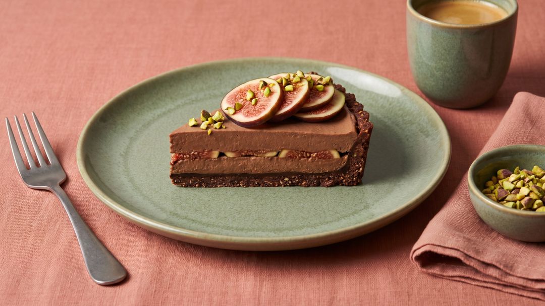 Elegante vegane Schokoladentarte mit frischen Feigen