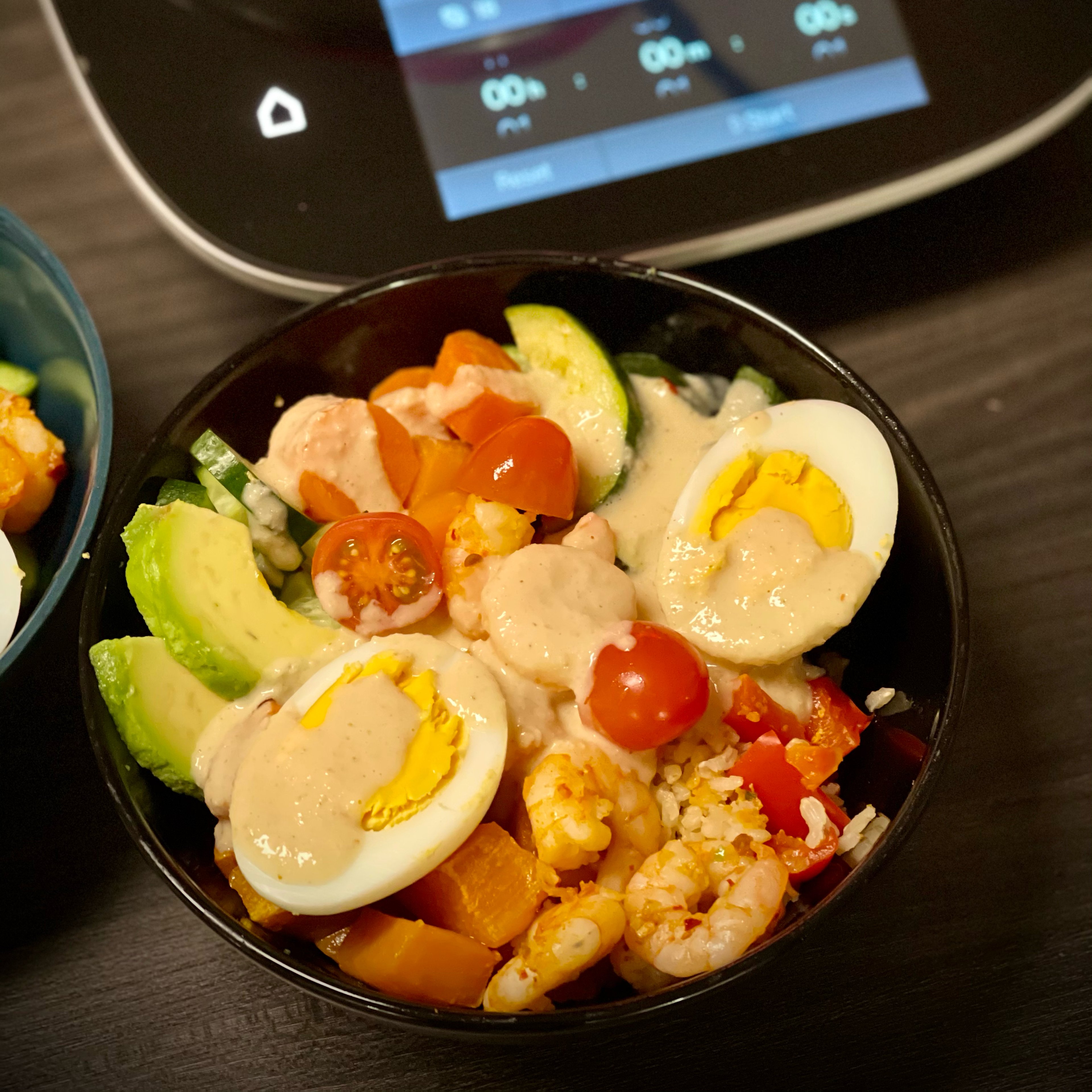 Gemüse-Garnelen-Bowl mit Saté-Sauce aus dem Cookit