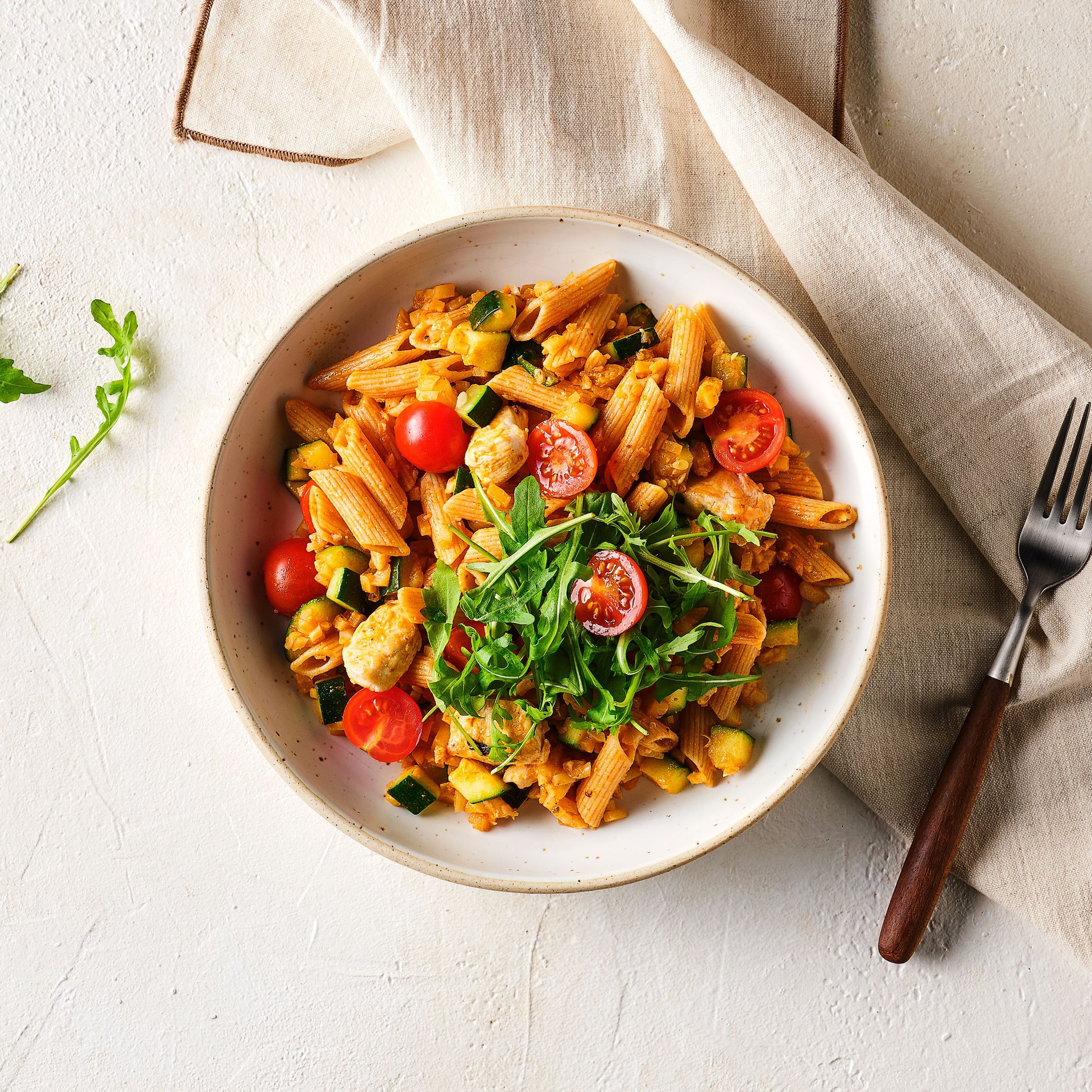 Penne mit Geschnetzeltem und rotem Pesto | Rezept | Kitchen Stories