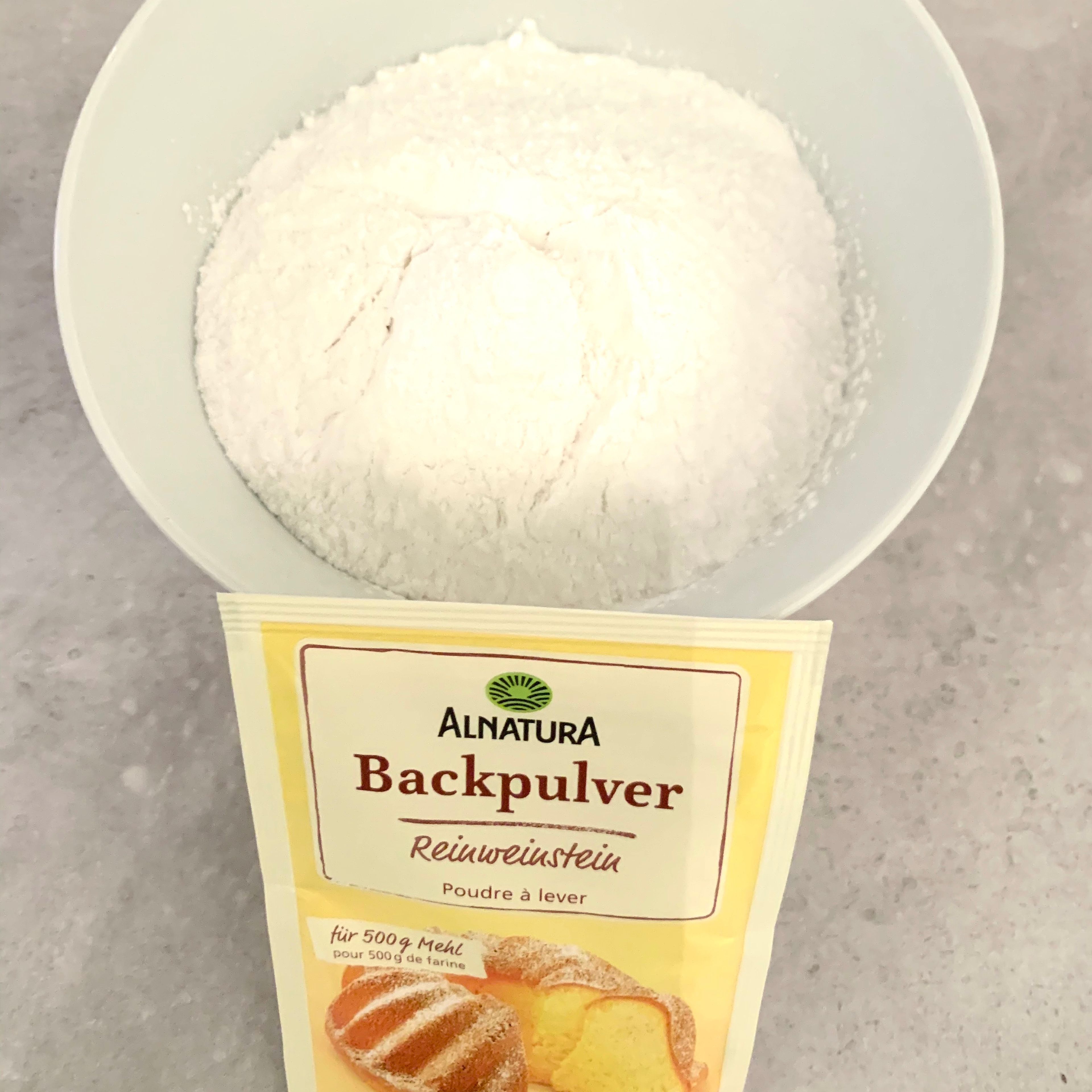 Backpulver mit Mehr verrühren. Zutaten in den Mixer geben und 10 Sekunden auf Stufe 4 unterheben.