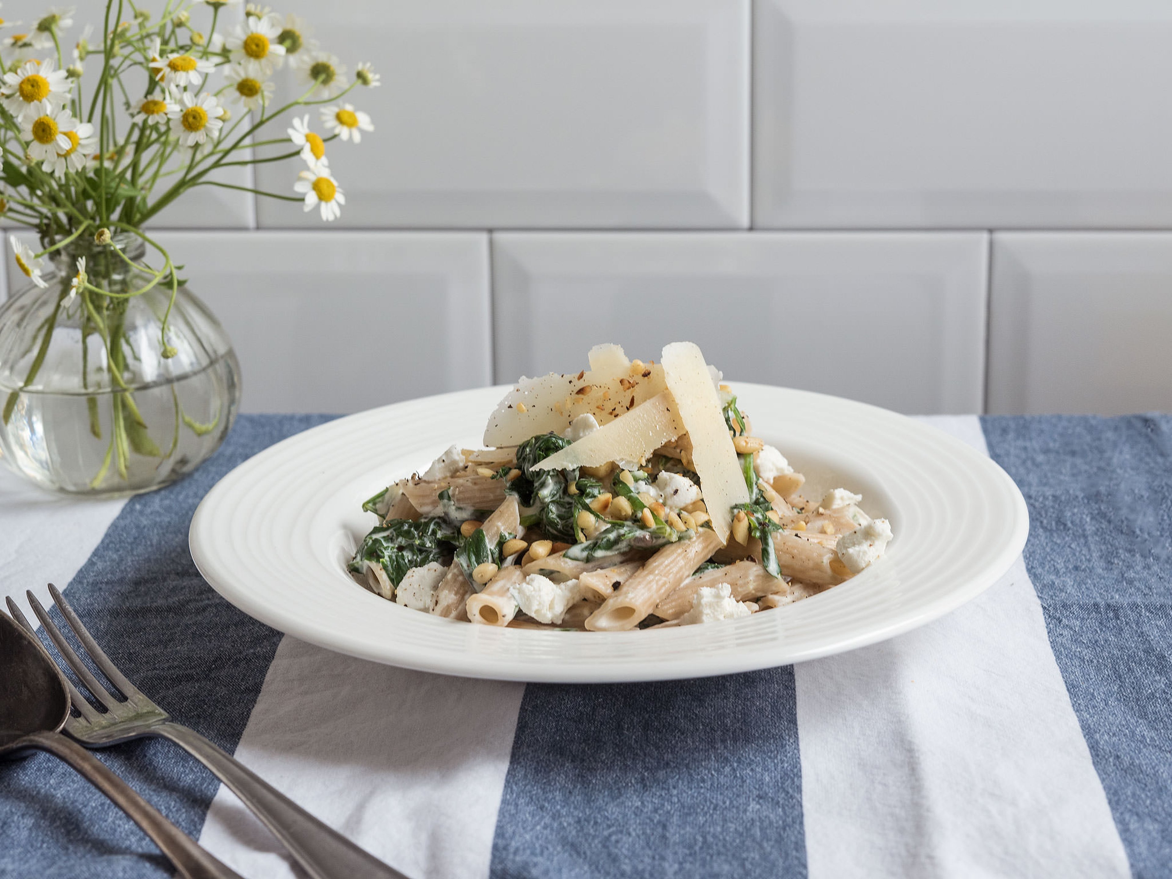 Dinkel-Penne mit Ziegenfrischkäse und Spinat