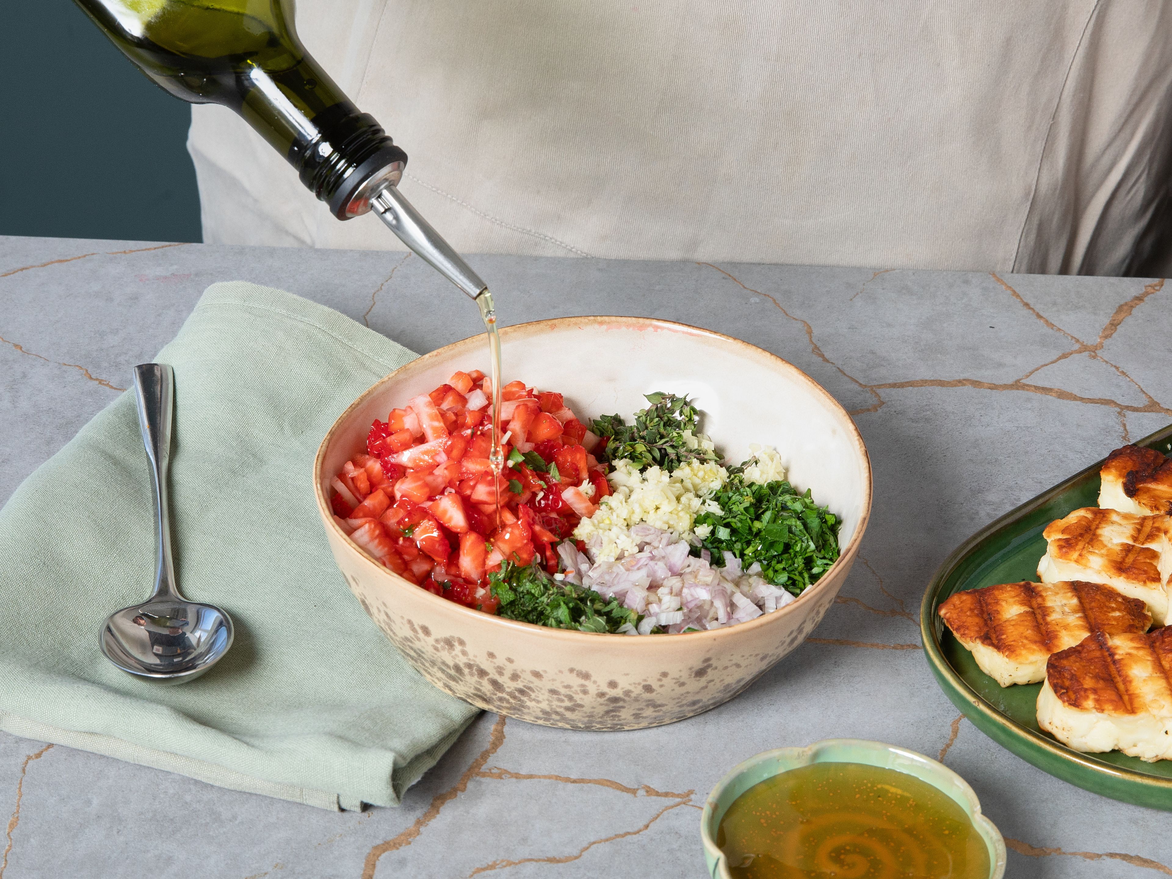 Für das Erdbeer-Chimichurri in einer Schüssel Olivenöl, Honig, Weißweinessig, Salz und Pfeffer verrühren. Die Erdbeeren, Schalotten, den Knoblauch und die Kräuter dazugeben und alles vermengen. Über den gebratenen Halloumi geben und nach Belieben mit geröstetem Brot servieren.