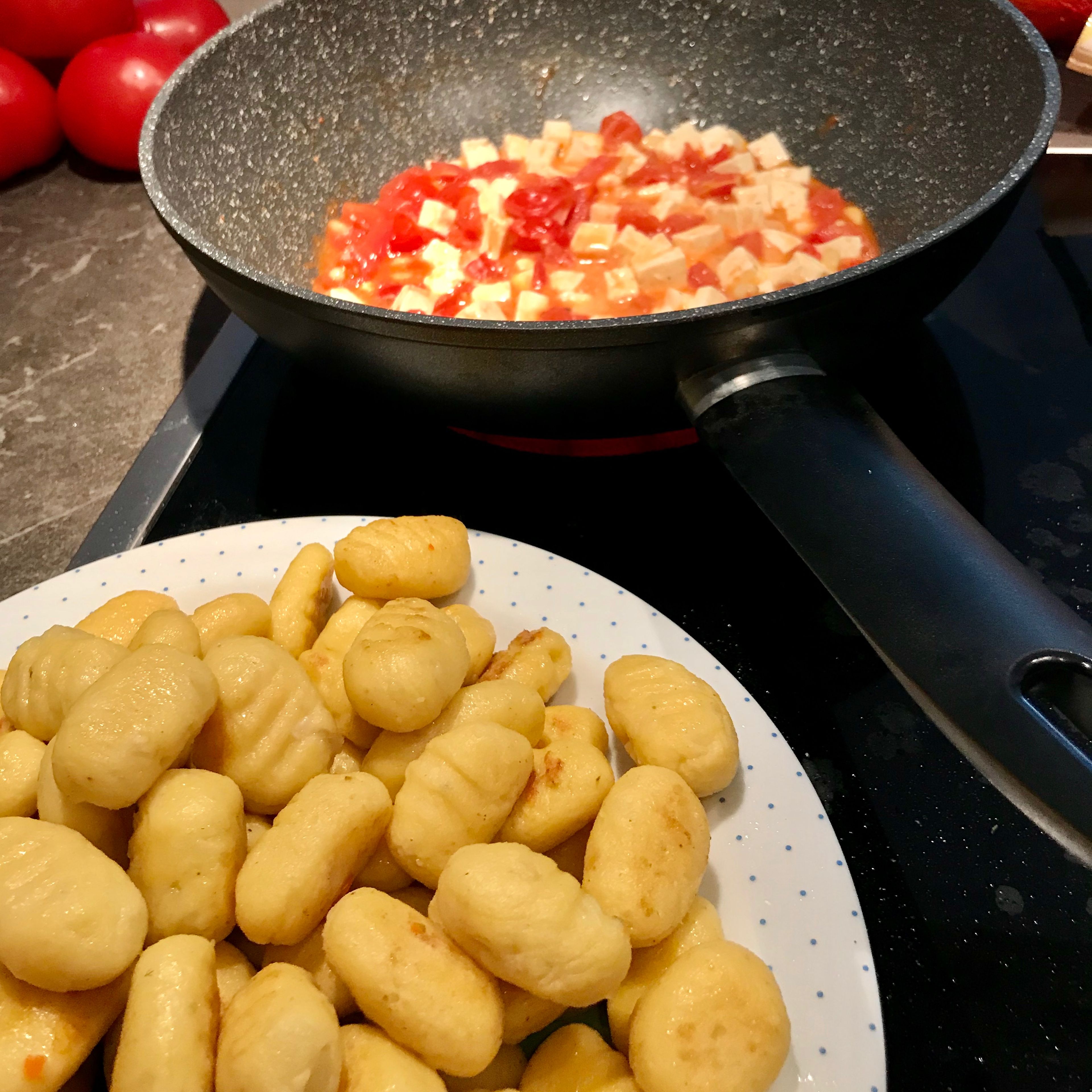 Nachdem die Gnocchi angebraten sind die Tomaten in der Pfanne ca. 5 Minuten anbraten. Dannach die Pinienkerne hinzugenen und mit anbraten. Anschließend Gnocchi ind Feta in die Pfanne geben und alles nich einmal kurz zusammen anbraten bis der Feta leicht flüssig wird. Mit Salz und Pfeffer abschmecken. Danach mit Ruccola servieren.