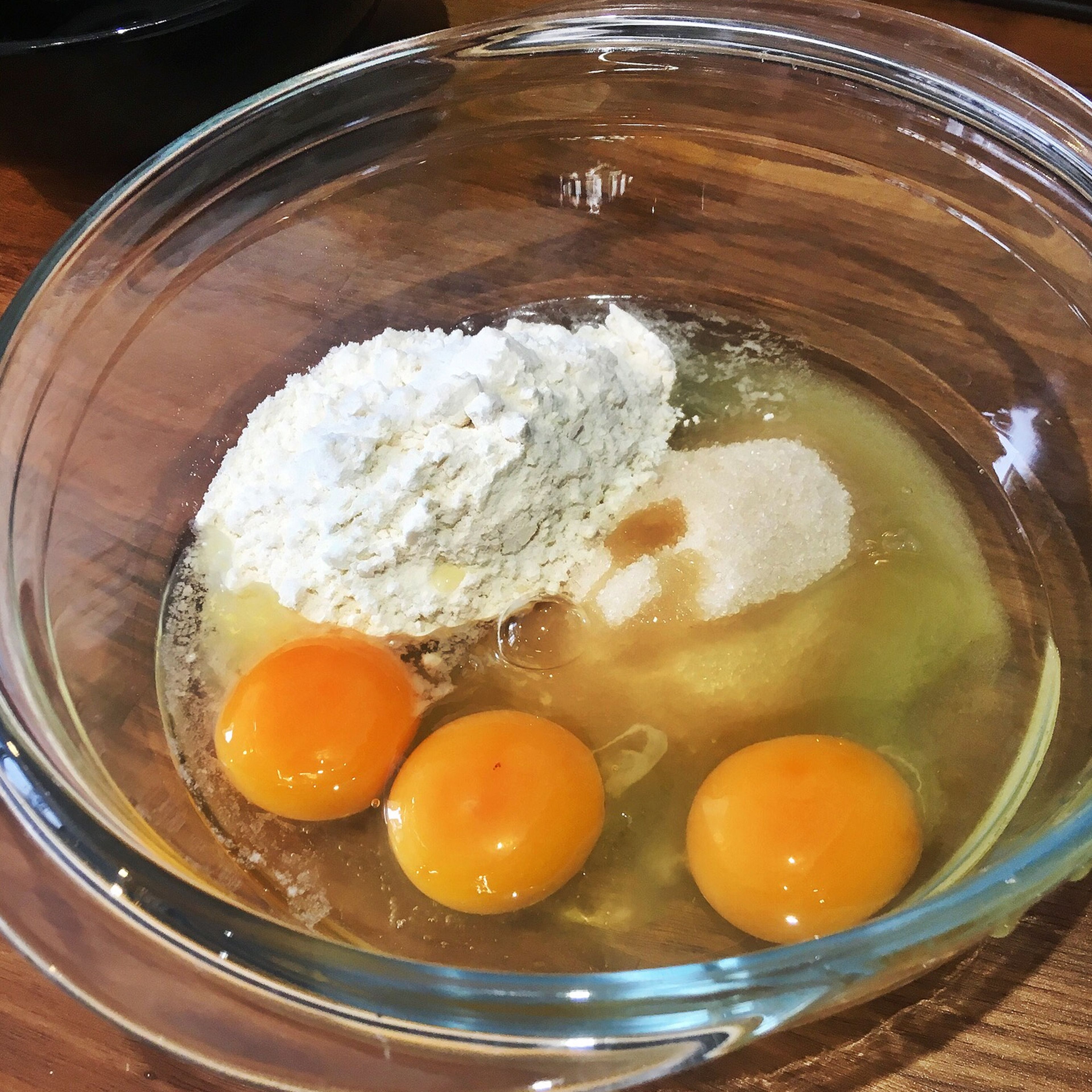 In a bowl, add the flour with the sugar and the eggs, and mix well