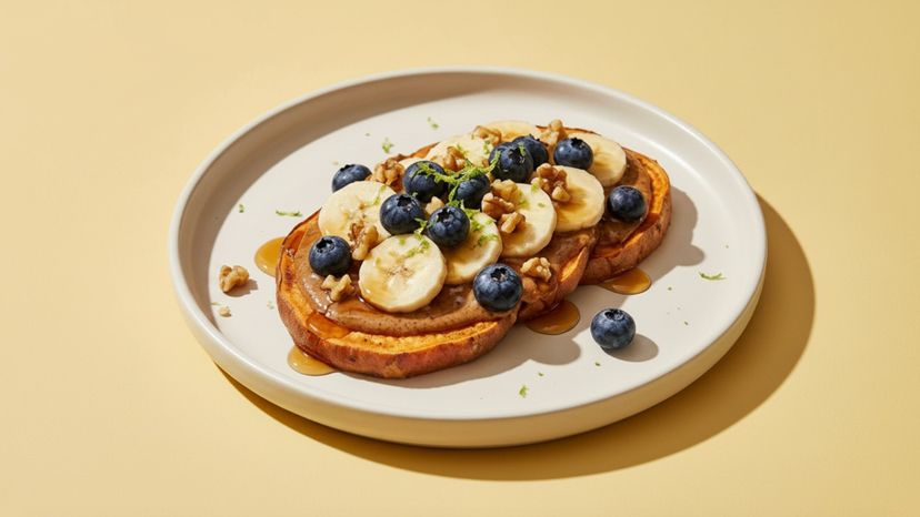 Süßkartoffel-Toast mit Banane und Heidelbeeren: die clevere Alternative zu Brot