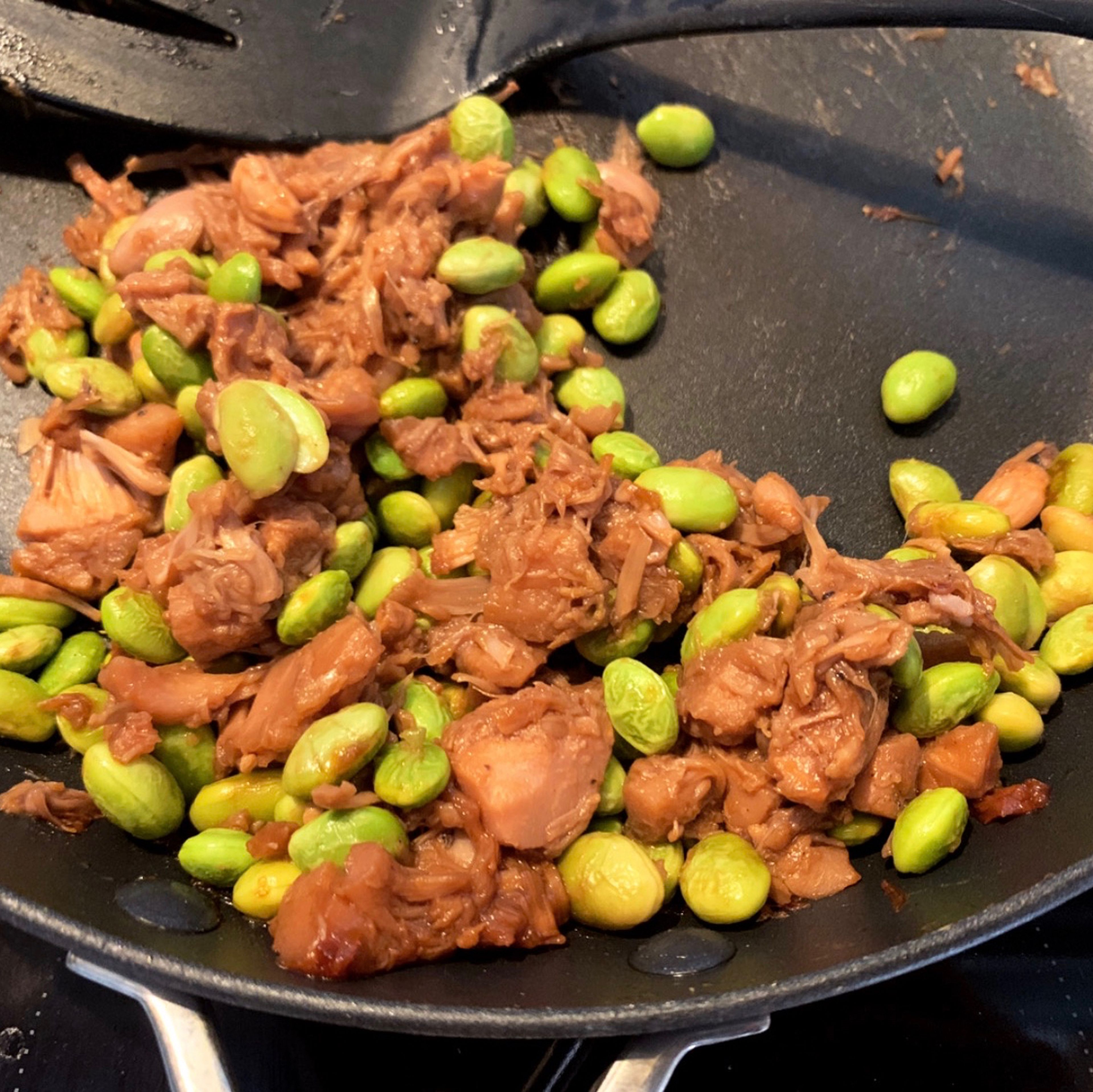 Add edamame beans to the separate frying pan. Drain jackfruit then add it to the beans. Fry both ingredients together until they’re cooked. Add teriyaki sauce, season with salt and pepper and cook for next 2-4min