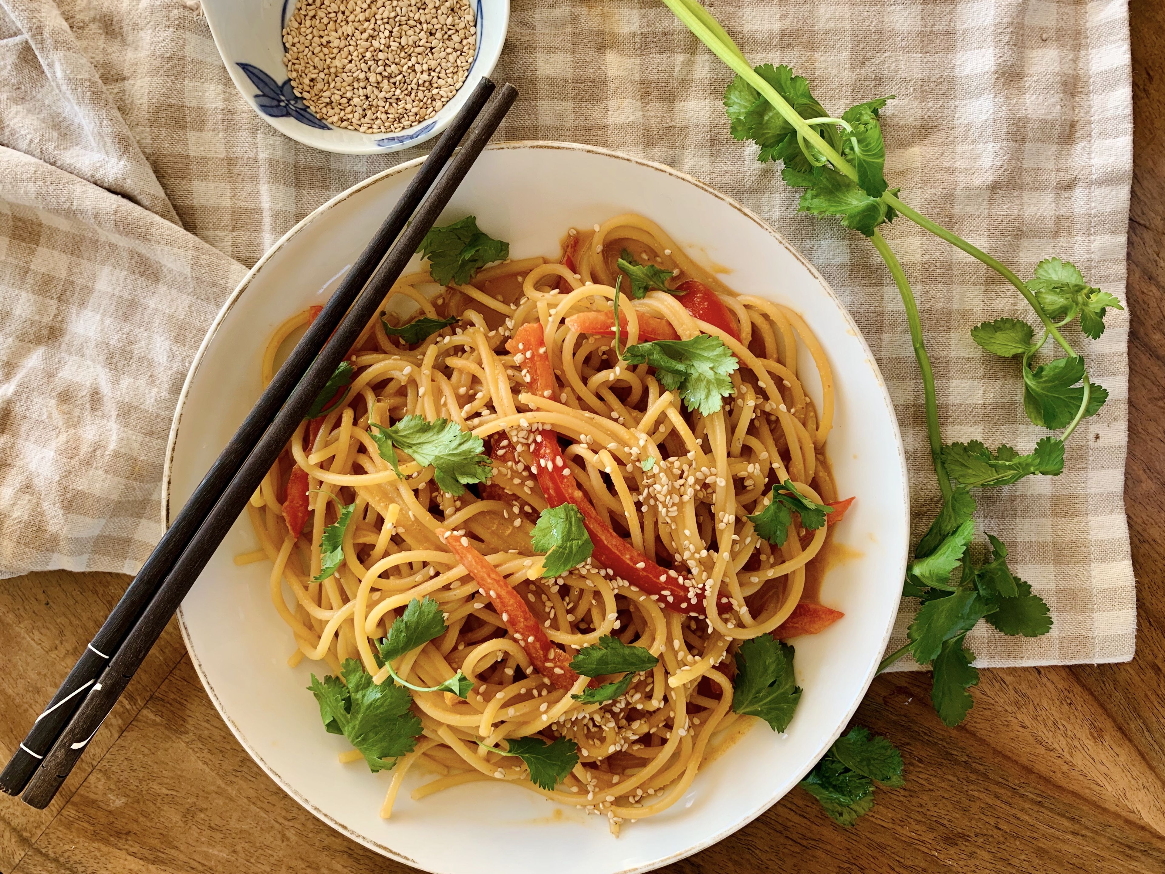 Spaghetti in scharfer Erdnuss-Sesamsoße