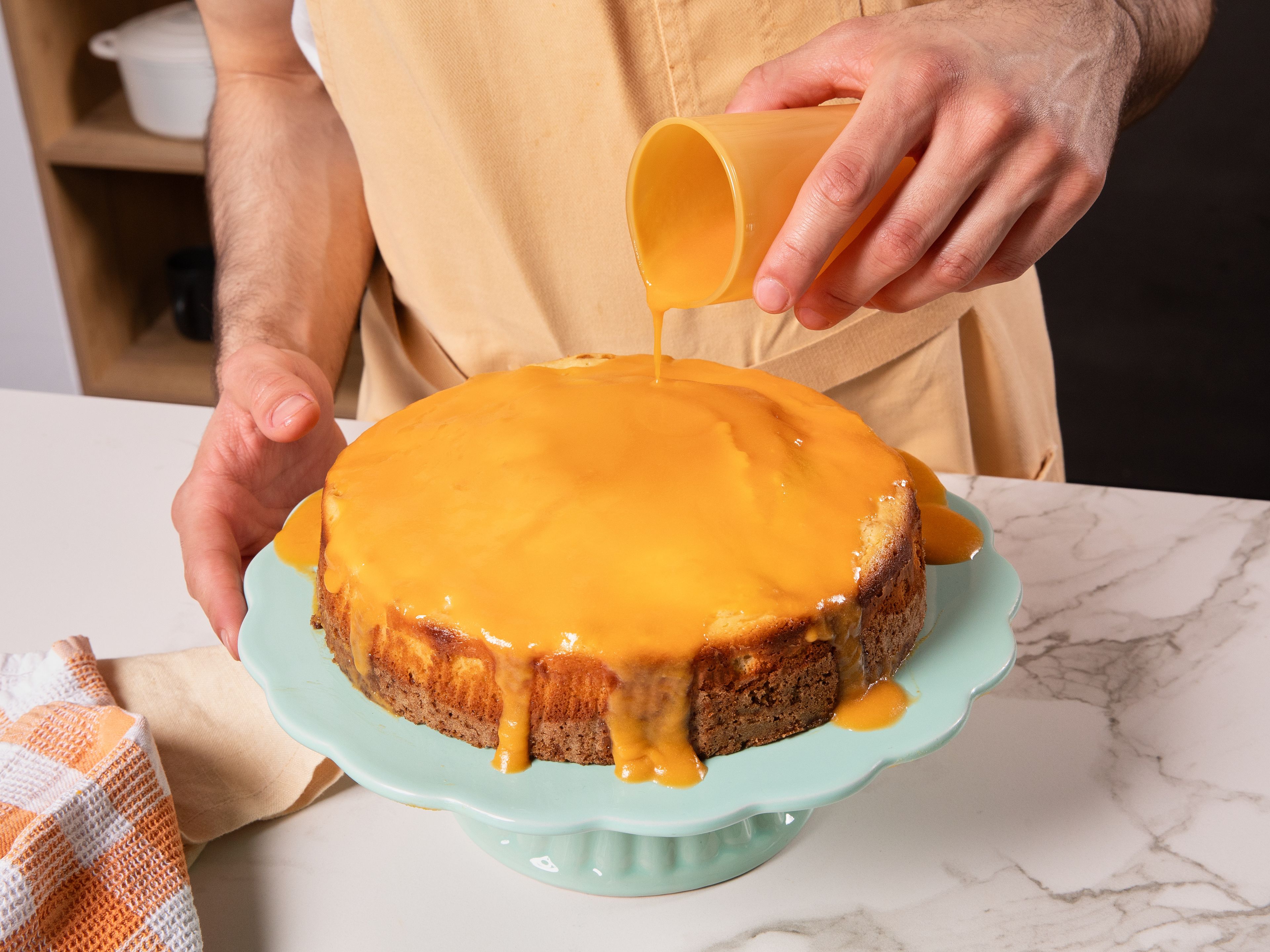 In der Zwischenzeit die Karotten-Karamellsoße zubereiten. In einem Topf Zucker, Sahne und Karottensaft verrühren und aufkochen lassen. Unter Rühren ca. 5 Min. köcheln lassen. Butter und Salz hinzufügen und weitere ca. 10 Min. sanft köcheln, dabei weiter rühren, bis die Soße eine schöne Konsistenz hat. Nach der Backzeit den Kuchen aus dem Ofen nehmen, die Karotten-Karamellsoße darübergießen und servieren.