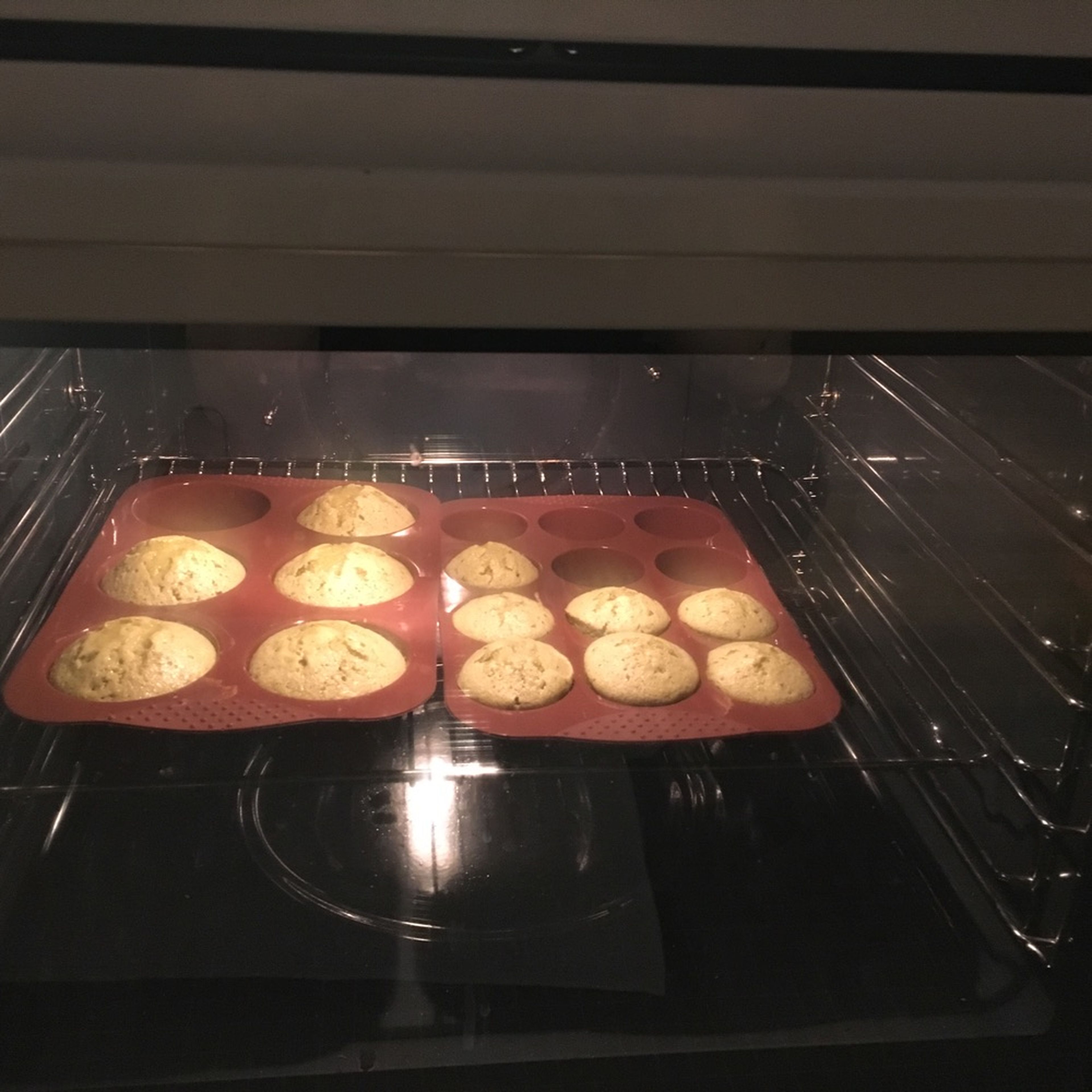 Beide Teige miteinander vermengen und in die Muffinförmchen bzw. ins Muffinblech füllen. Bei 160°C (Umluft) ca. 20 Min. backen. Lassen Sie die Cupcakes für ca. 8 – 10 Min auskühlen, dann können sie nach Belieben verziert werden.