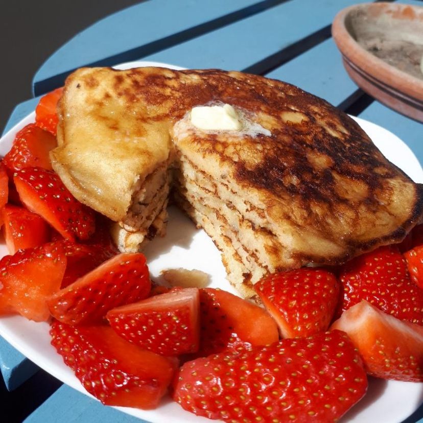 Bananen Pancakes mit Erdbeeren und Agavendicksaft