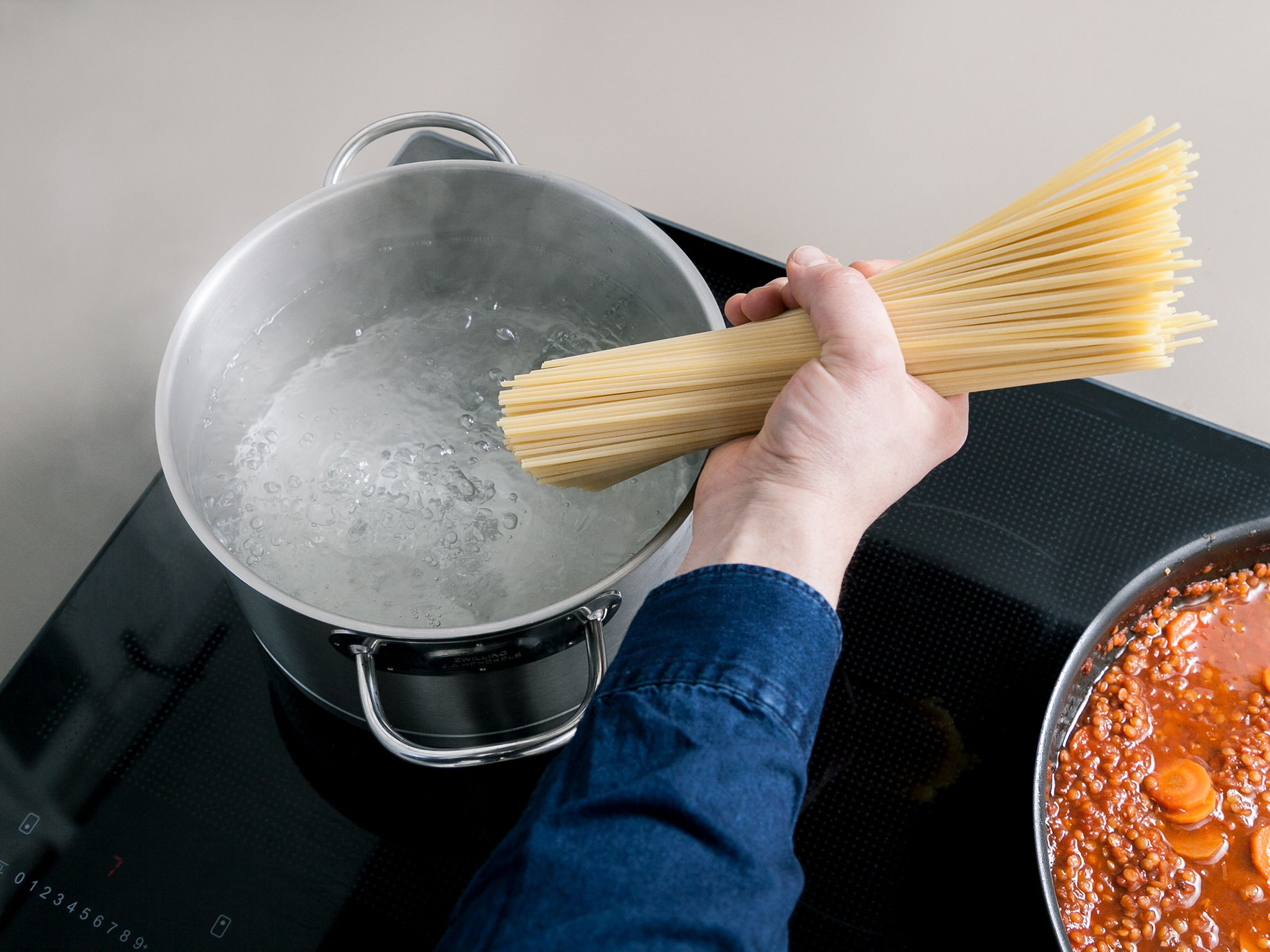 Ca. 10 Min. vor Ende der Kochzeit einen Topf mit Wasser zum Kochen bringen und Spaghetti darin kochen.