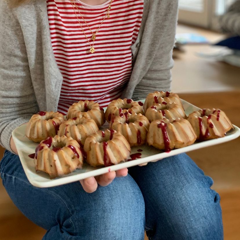 Mini-Gugelhupfe mit Beerensoße