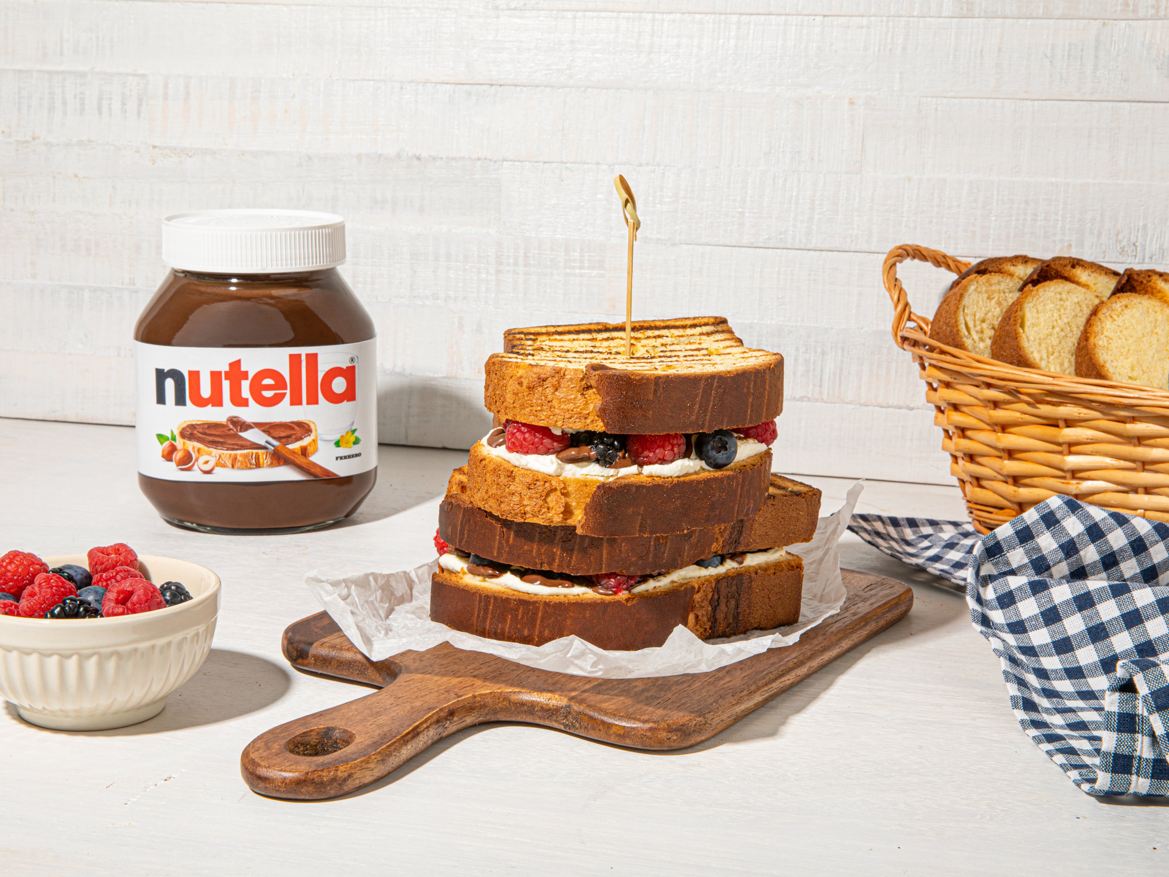 Gegrillte Brioche mit Frischkäse, Beeren und nutella®