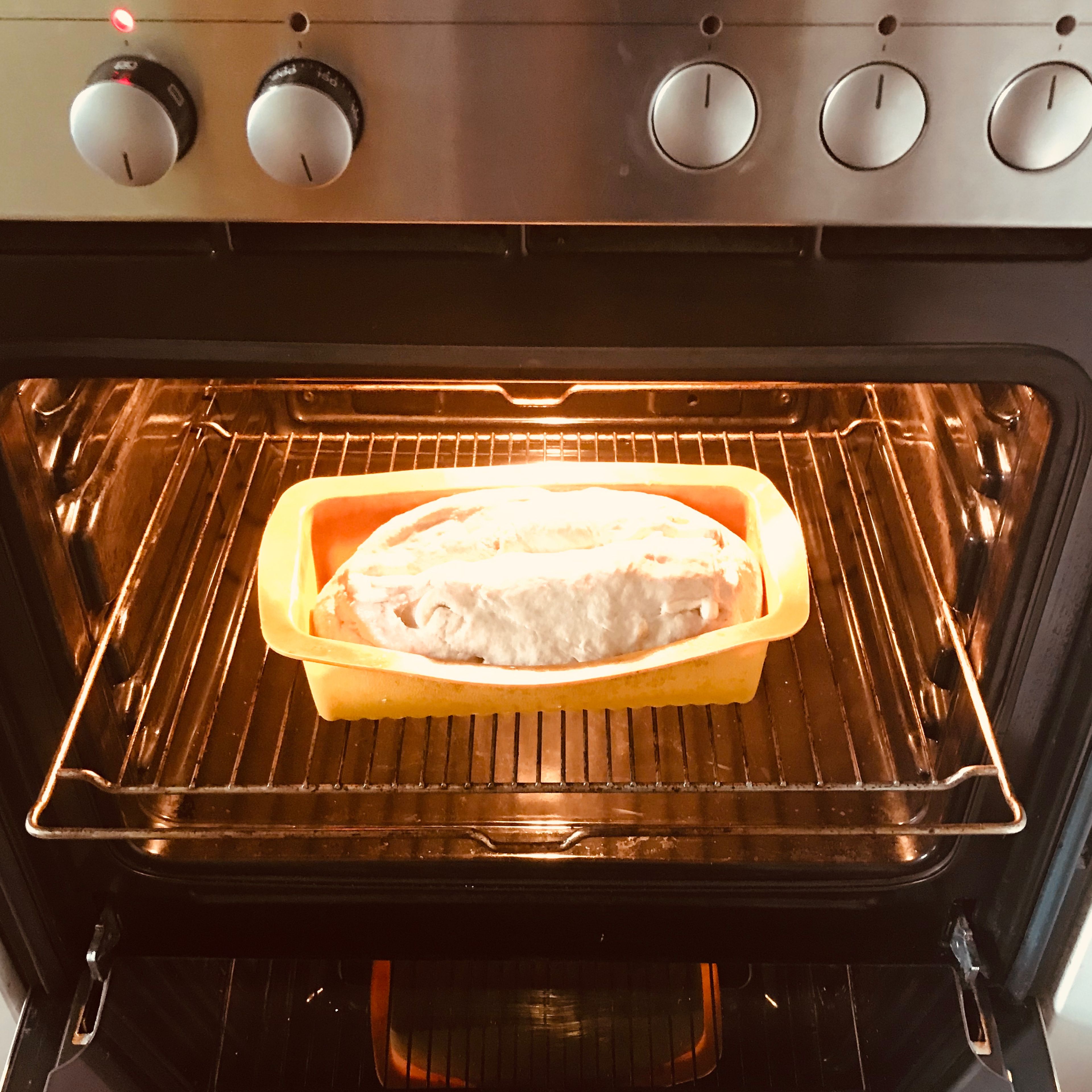 Das Brot für etwa 35min backen bis kein Teig mehr bei der Stäbchenprobe am Stäbchen kleben bleibt und das Brot leicht gebräunt ist. Alle 10min mit etwas Wasser bestreichen.