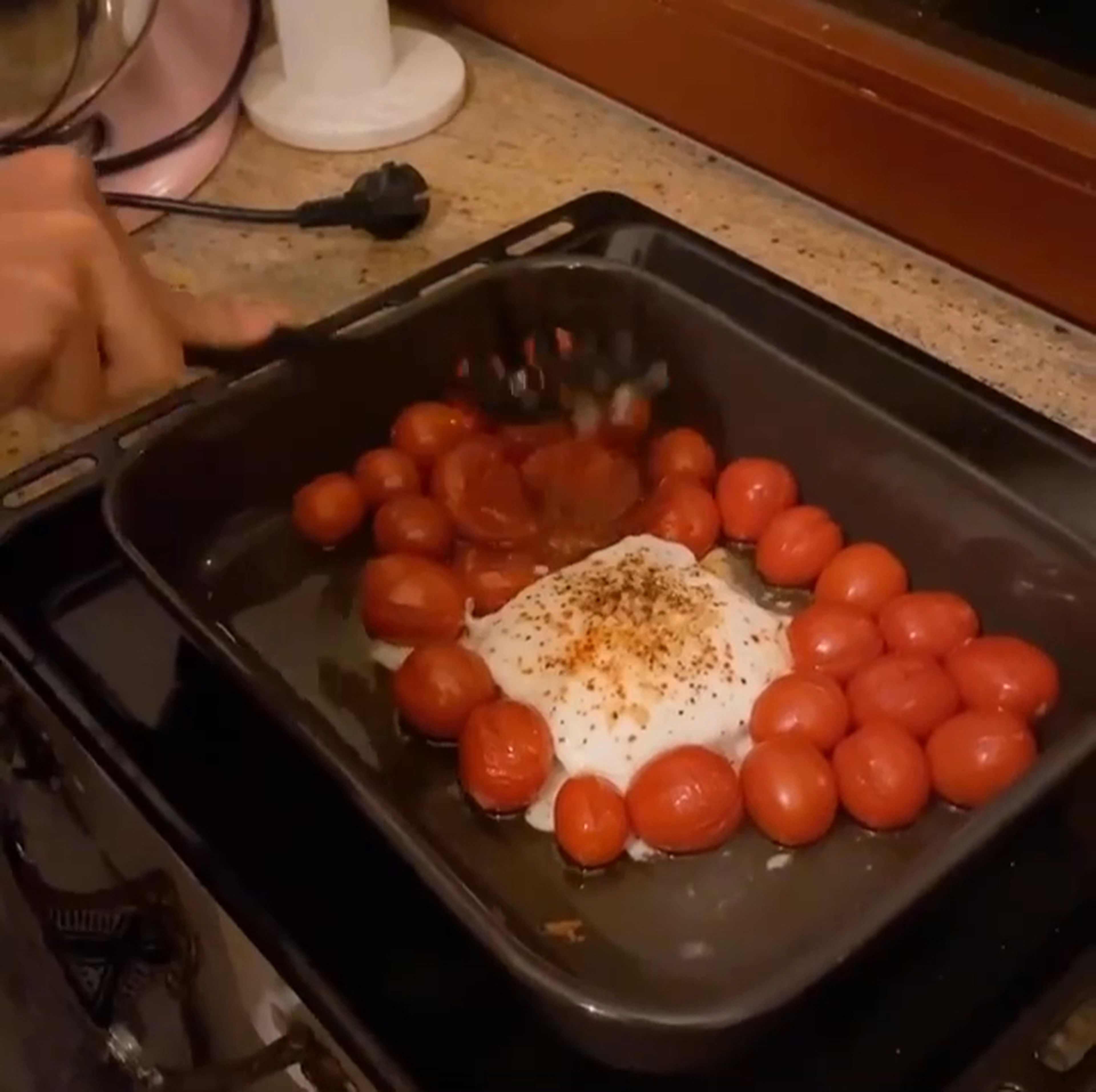 Nach 15 min den Käse mit den Tomaten aus dem Ofen herausholen und auf eine Hitzebeständige Platte stellen. Nun alles mit einem Löffel „zermatschen“