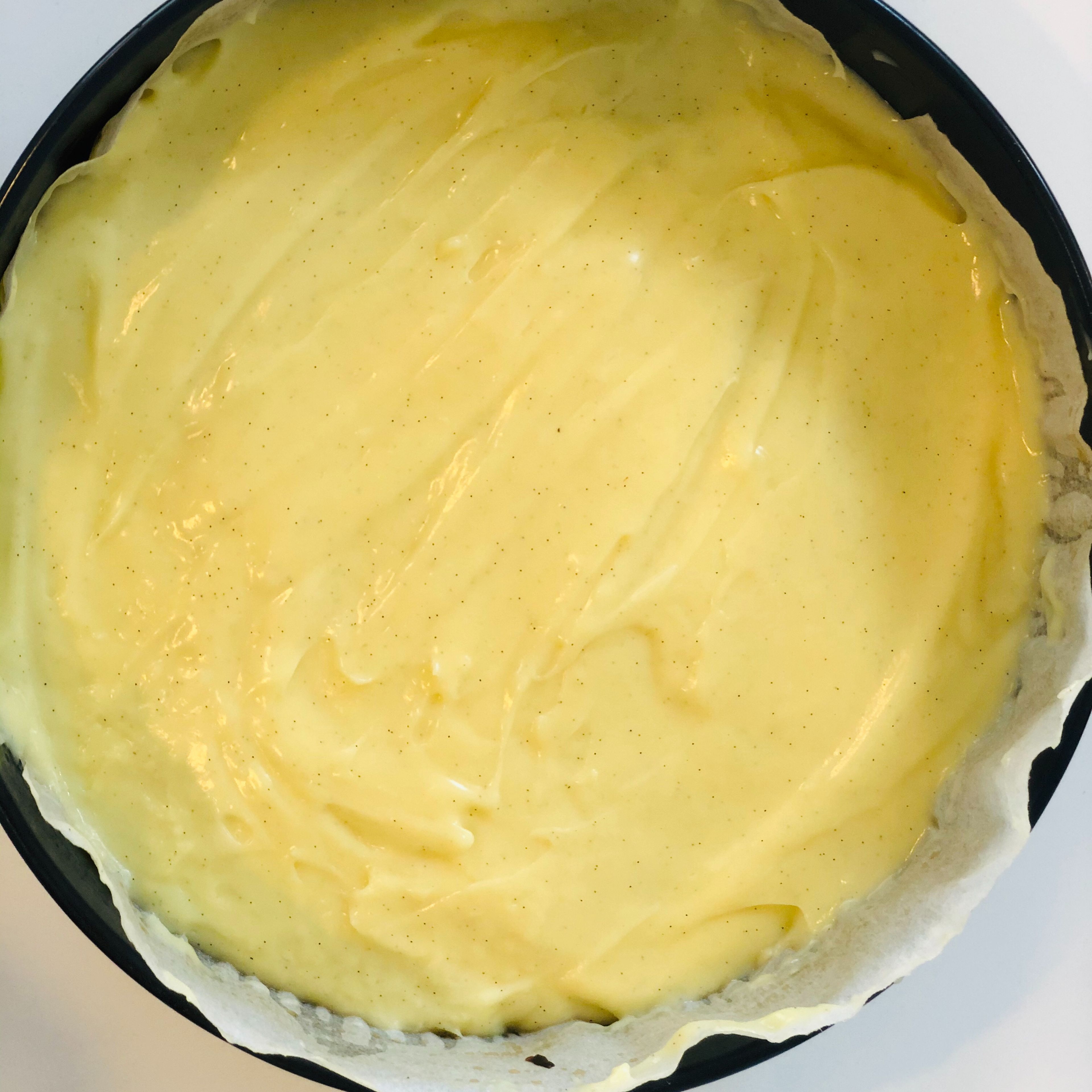 In the springform pan, pour the pastry cream over the cooled cake, wrapping tightly in plastic wrap. Freeze for 15 minutes.