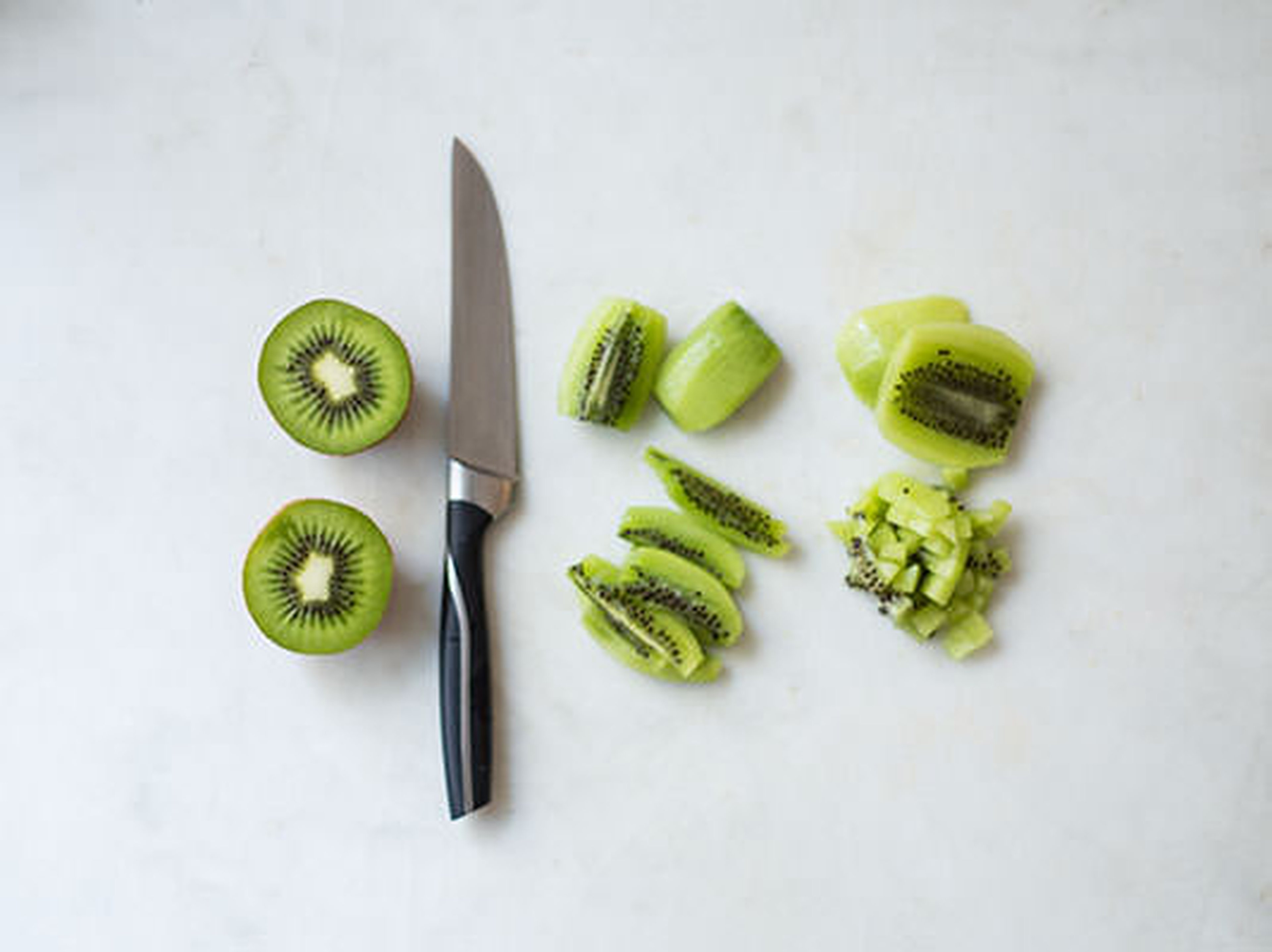 Kiwi einfach schälen und schneiden