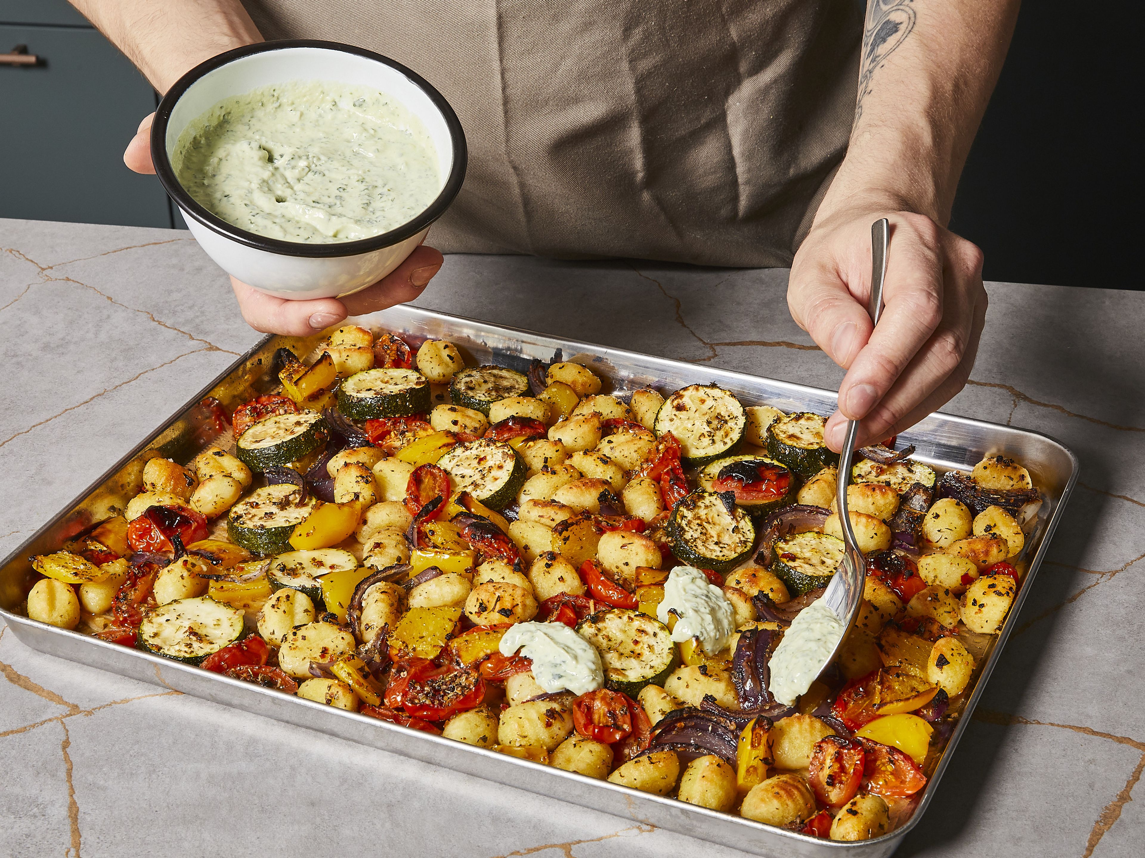 Sobald das Gemüse fertig gebacken ist, das Blech aus dem Ofen nehmen und kurz abkühlen lassen. Direkt vom Blech mit dem Basilikum-Ricotta-Dip servieren. Nach Belieben mit Parmesankäse bestreuen. Guten Appetit!