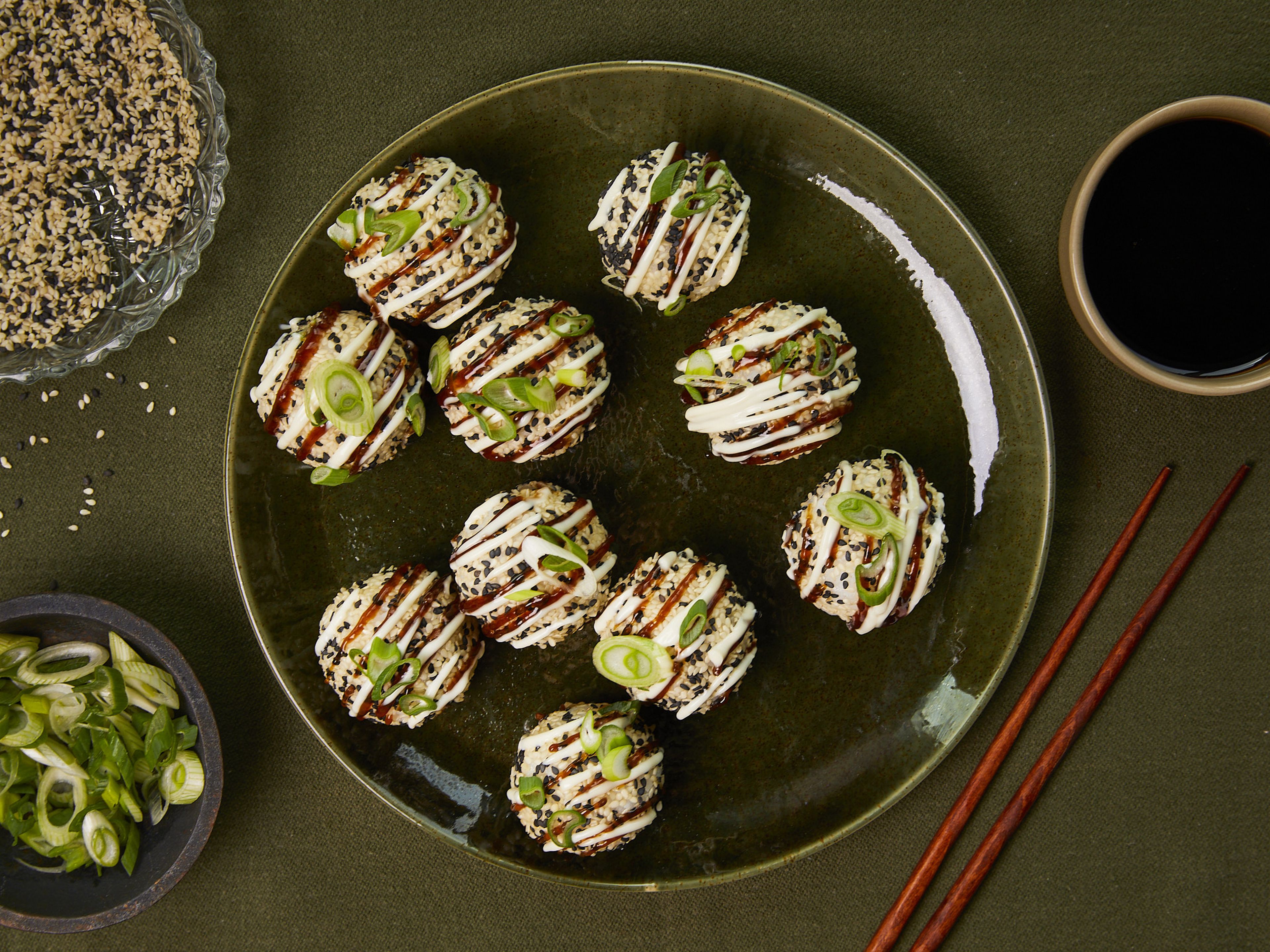 Sushi-Reisbällchen mit Lachs und Avocado