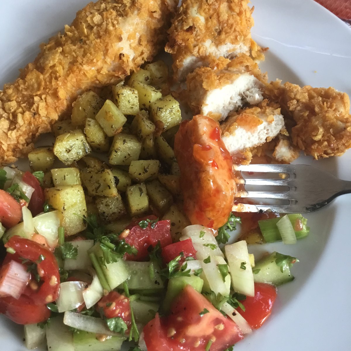 crispy Hühnerbrust,Kartoffelwürfel, Tomaten/Gurkensalat | Rezept ...