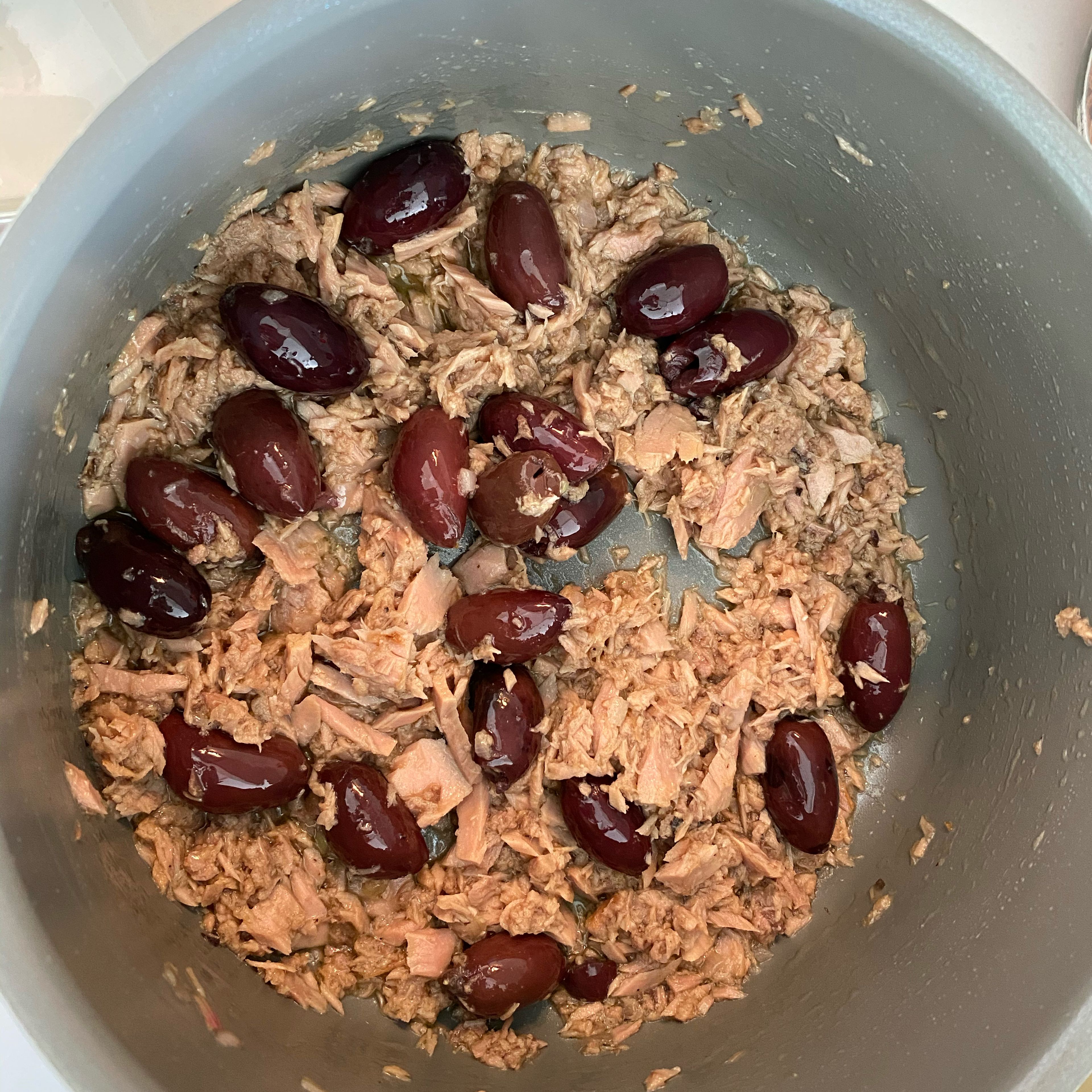 Start with the sauce. In a pan put the finely chopped shallot, extra virgin olive oil, the olives and the drained tuna, season with salt and pepper, and let it sizzle for 2-3 minutes then remove from the heat. Your sauce is done.