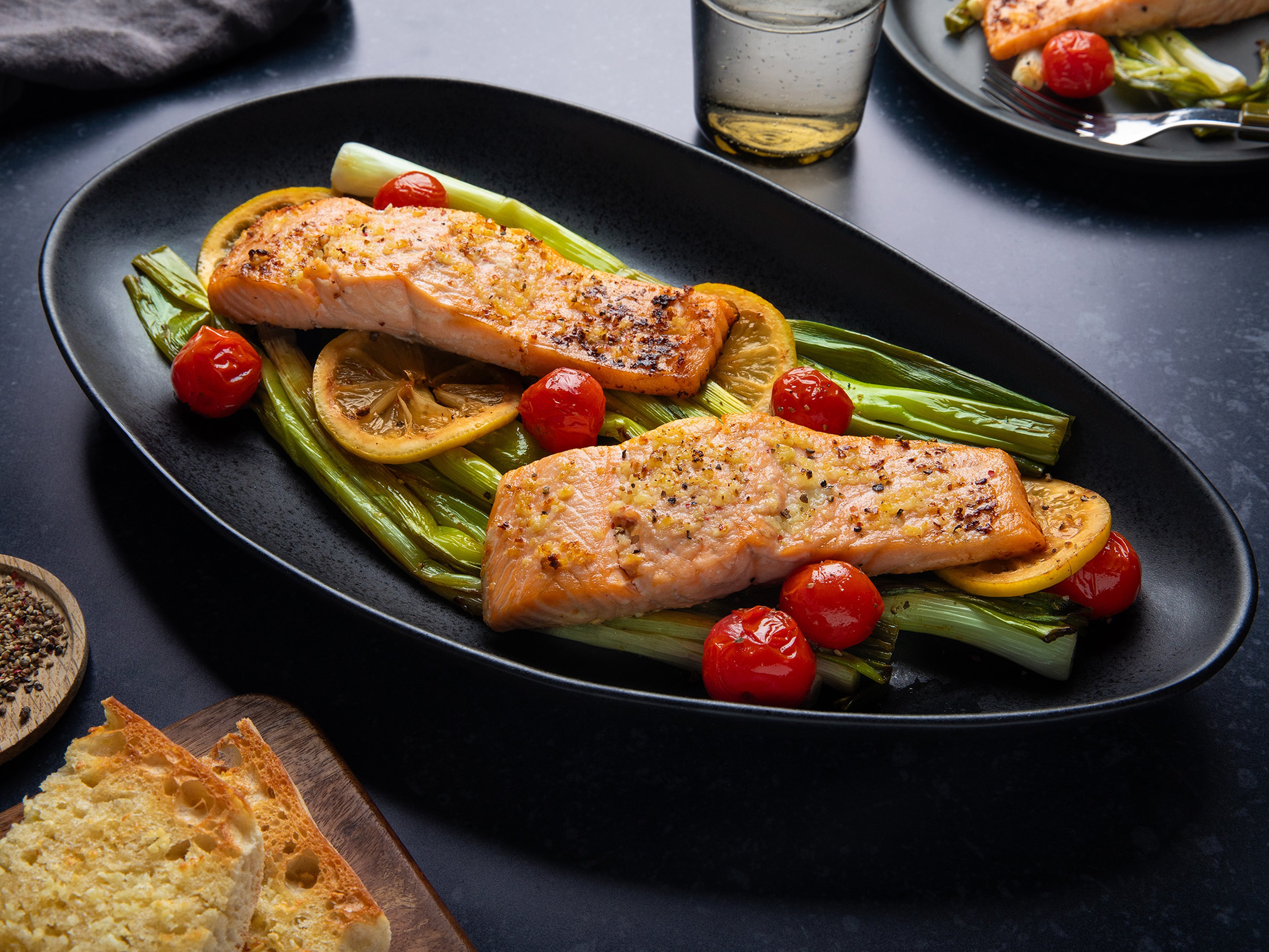 Lachs vom Blech mit Frühlingszwiebeln und Knoblauchbutter