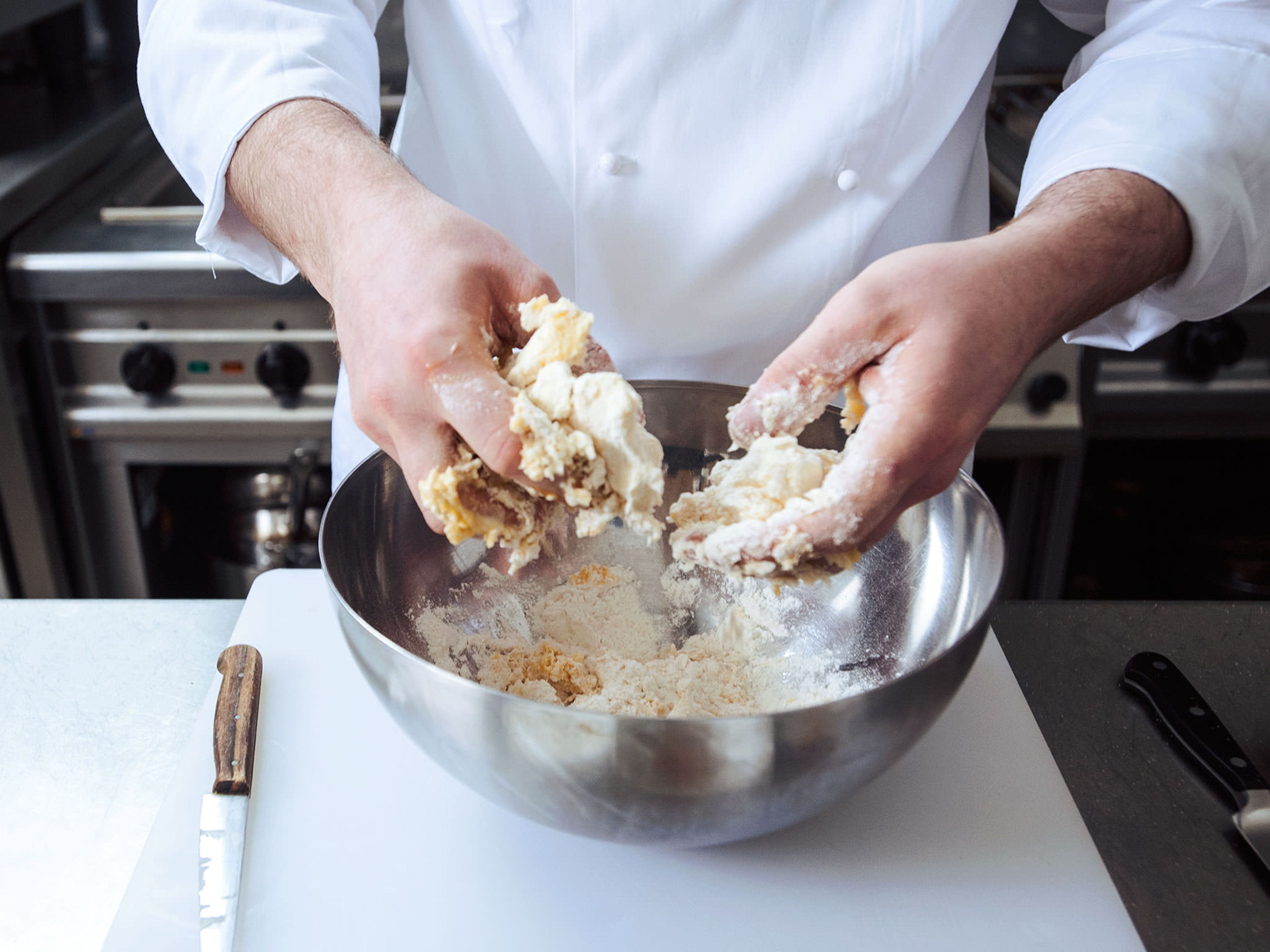 Mehl und Zucker in einer Schüssel gut vermengen. Ei und Butter hinzufügen und mit den Händen zu einem krümeligen Teig verarbeiten. Zu einer Scheibe formen, in Frischhaltefolie einwickeln und ca. 30 – 60 Min. im Kühlschrank kalt stellen.