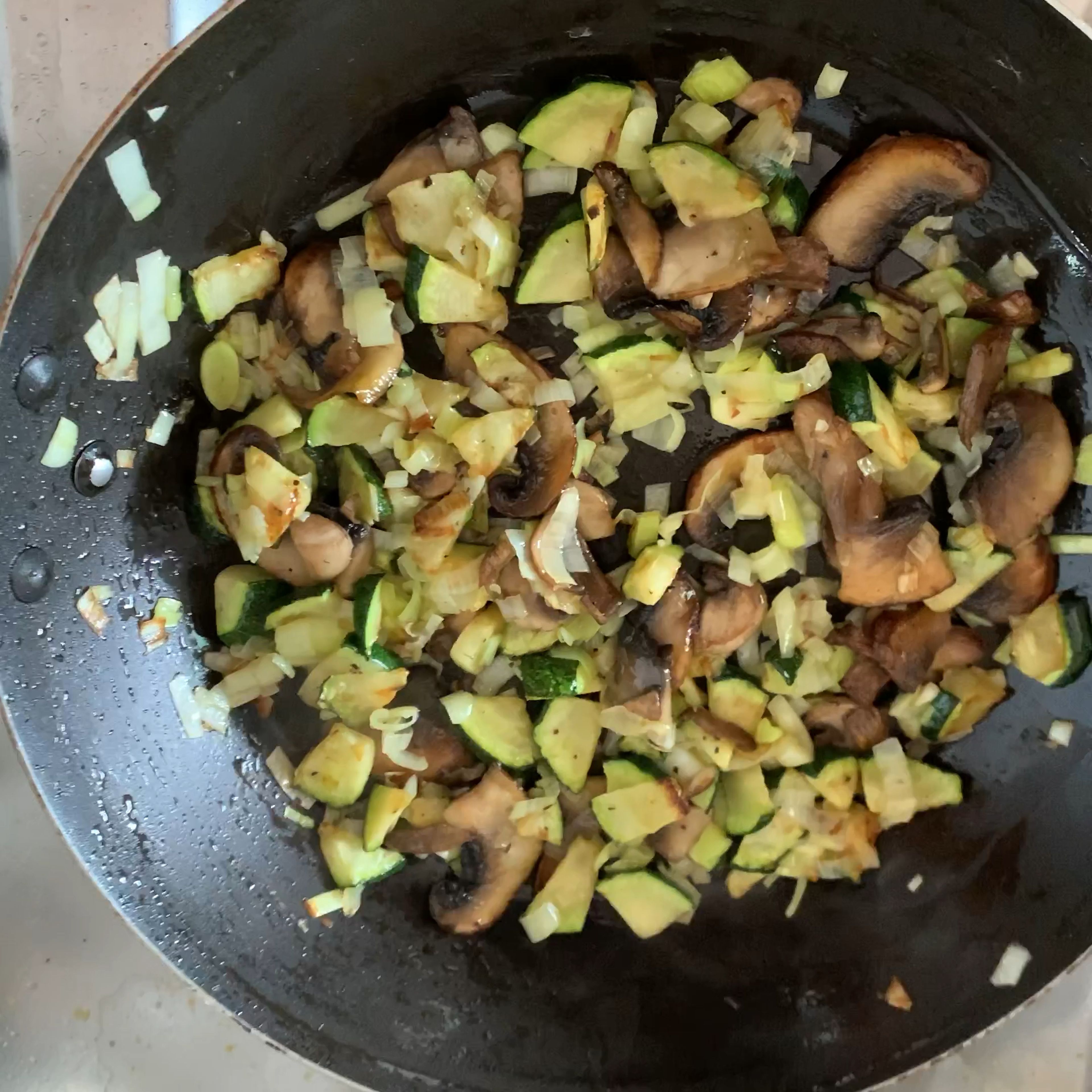 When everything is brown, mix all the ingredients in the pan and add the thyme. That’s when I added the garlic as well, I leave it to further so I don’t overcook it, eventually burning the garlic.