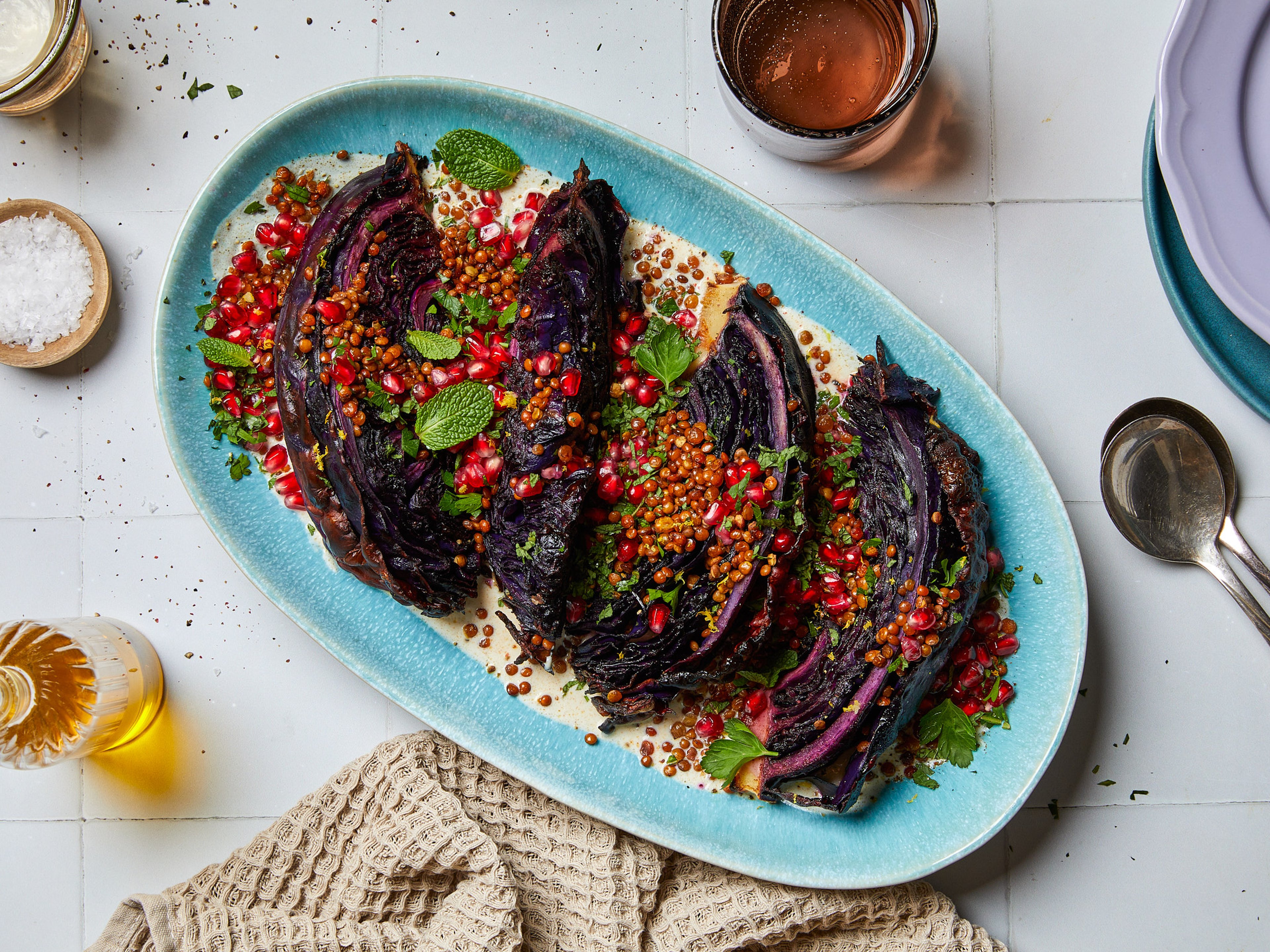 Gebackene Rotkohl Wedges mit knusprigen Berglinsen und Granatapfel