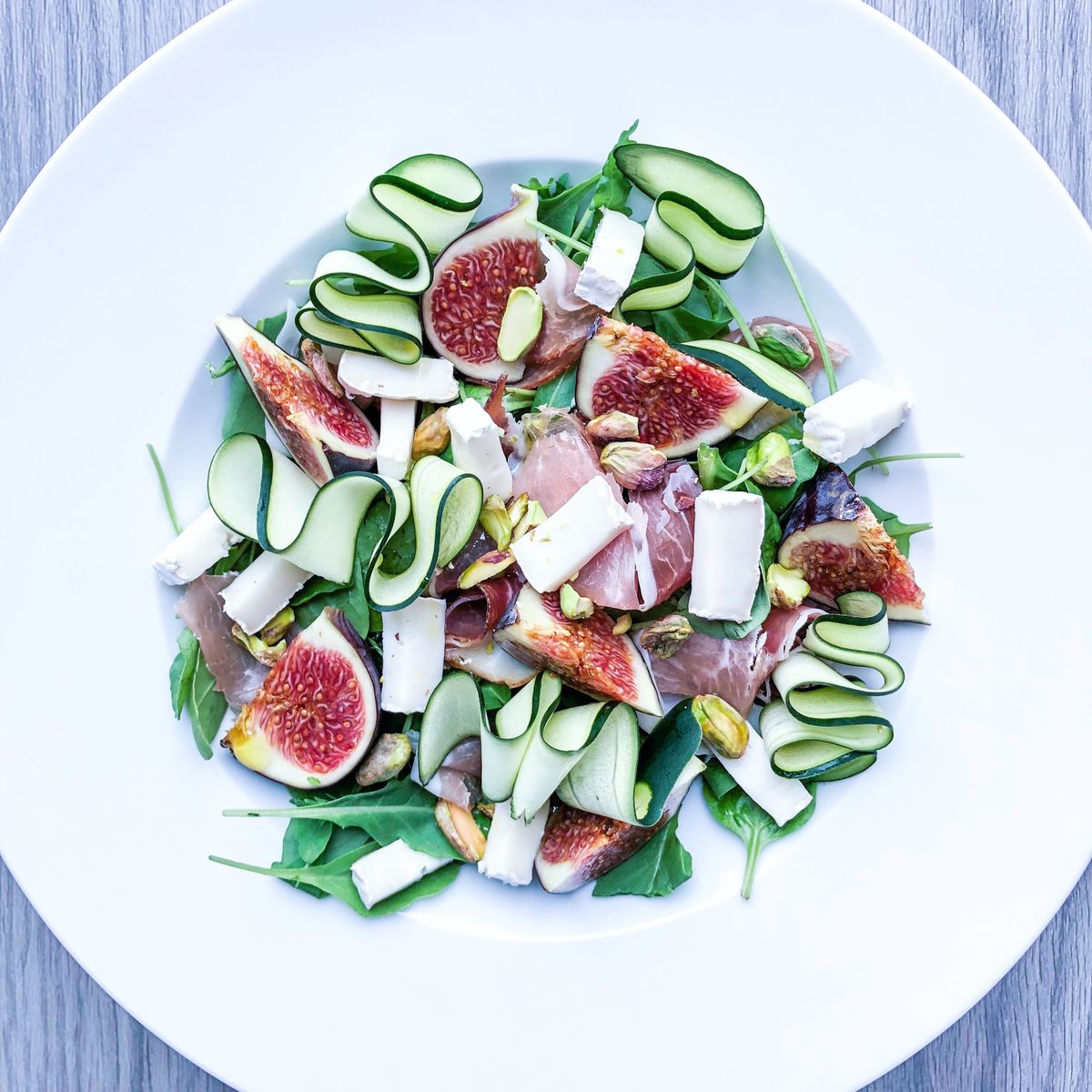 Wild Rocket Salad with Figs, Goats Cheese & Prosciutto | Recipe | Kitchen Stories