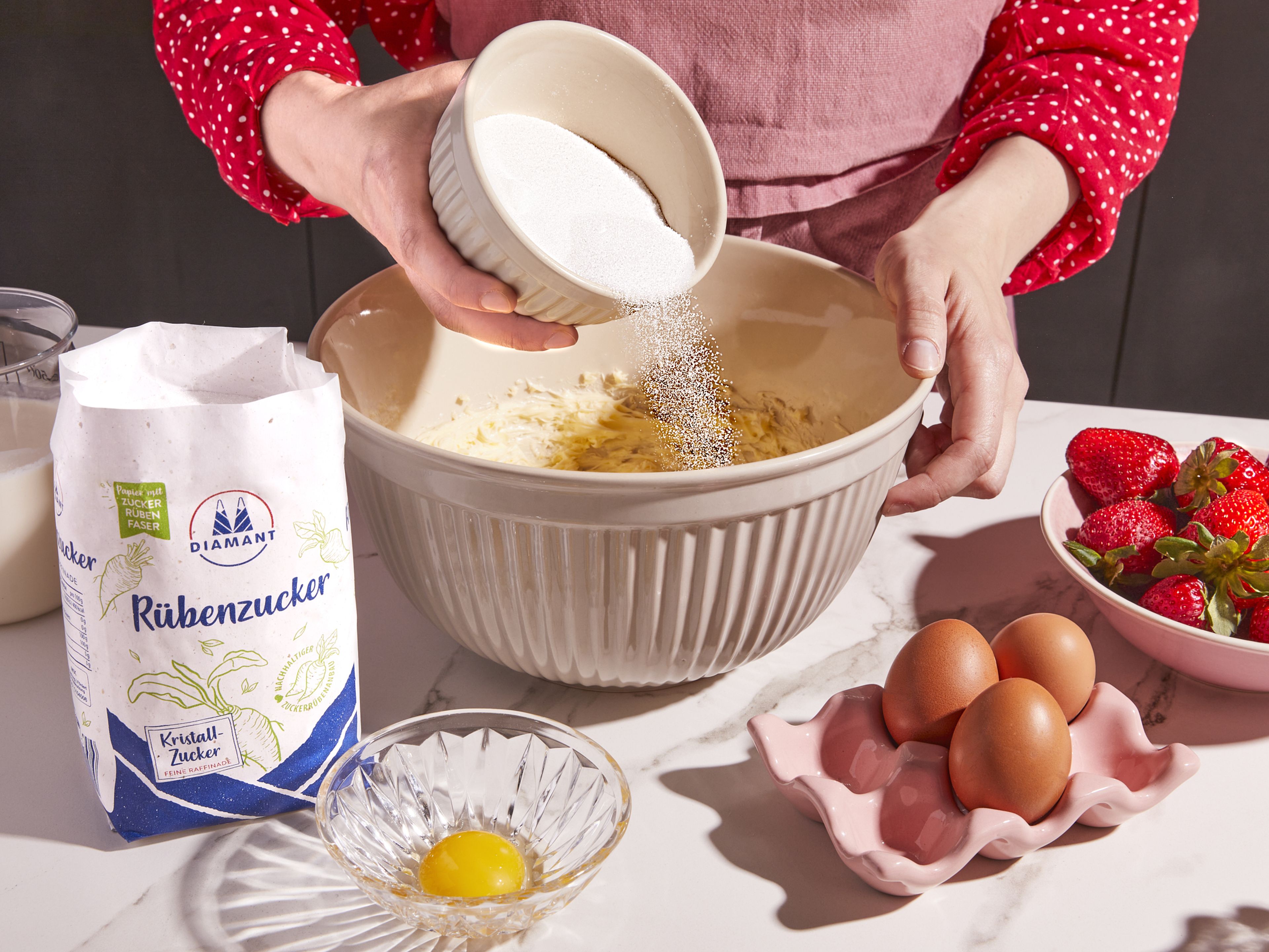 In einer großen Schüssel Butter und  Zucker mit einem Handmixer ca. 2 Min. cremig aufschlagen. Nach und nach die Eier hinzugeben, und dabei jeweils 1 Min. aufschlagen. Das Eigelb und den Vanilleextrakt hinzugeben und 1 Min. rühren. Milch hinzufügen und nochmals 1 Min. aufschlagen. Zuletzt das Mehl hinzugeben und kurz unter Rühren vermengen, bis keine Mehlklümpchen mehr sichtbar sind - jedoch nicht zu lange mixen!