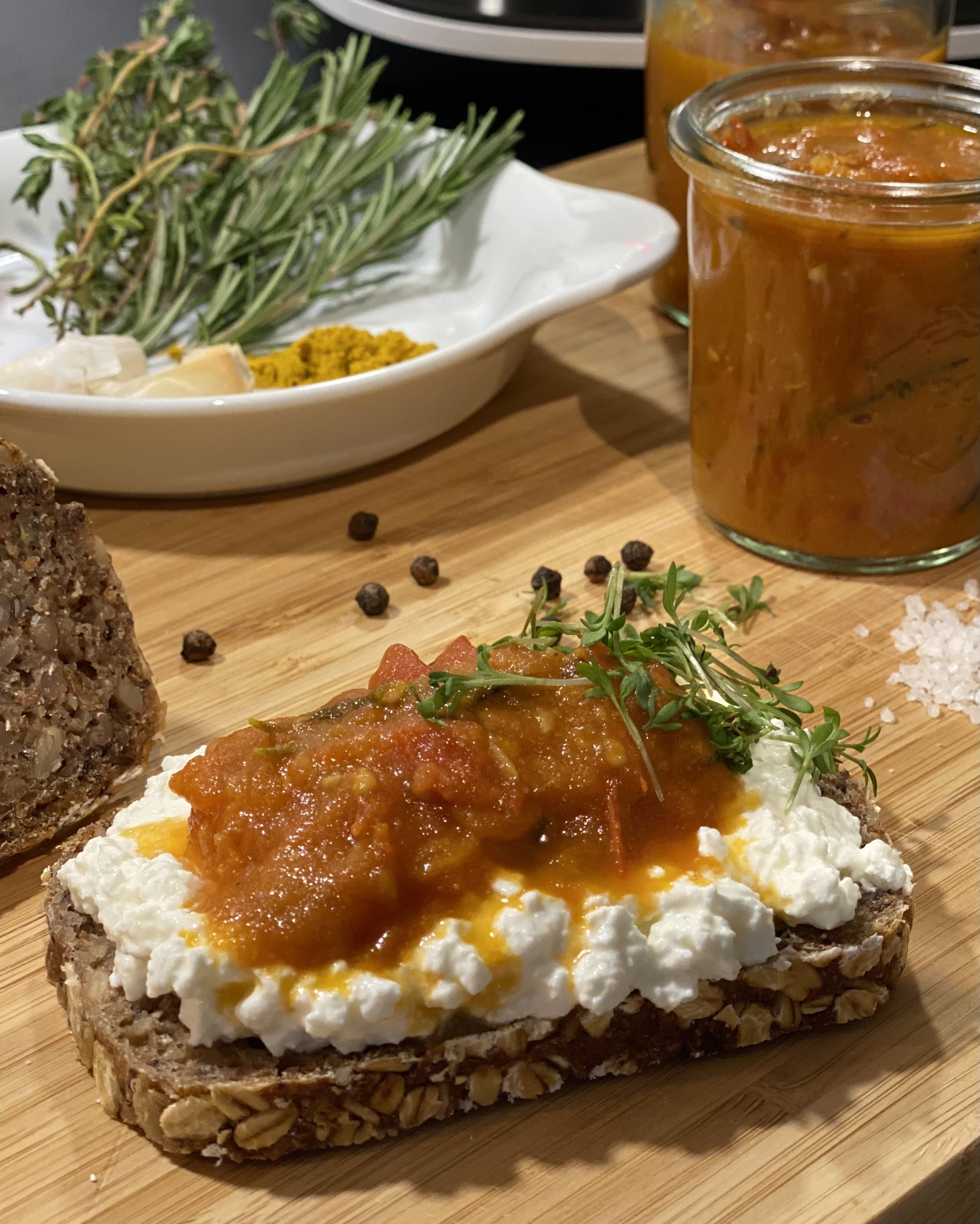 Den Cookit nochmals verschließen und alle Zutaten gut miteinander vermengen (Universalmesser l Stufe 4 l 1 Minute).
In der Zeit das Brot in Scheiben schneiden und bei Bedarf von beiden Seiten in einer Pfanne rösten. Anschließend etwas Hüttenkäse auf das Brot geben und die noch warme Tomaten-Knoblauch Salsa auf dem Brot anrichten. 
Die Salsa lässt sich wunderbar einige Tage im Kühlschrank lagern und schmeckt auch kalt sehr gut - wie auch mit Pasta.