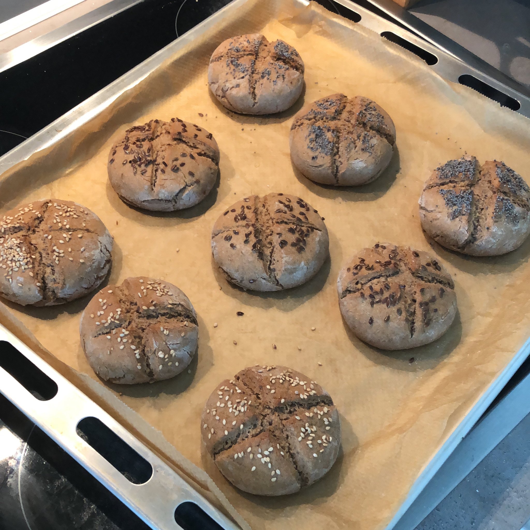 Schnelle Roggenbrötchen mit dreierlei Topping | Rezept | Kitchen Stories