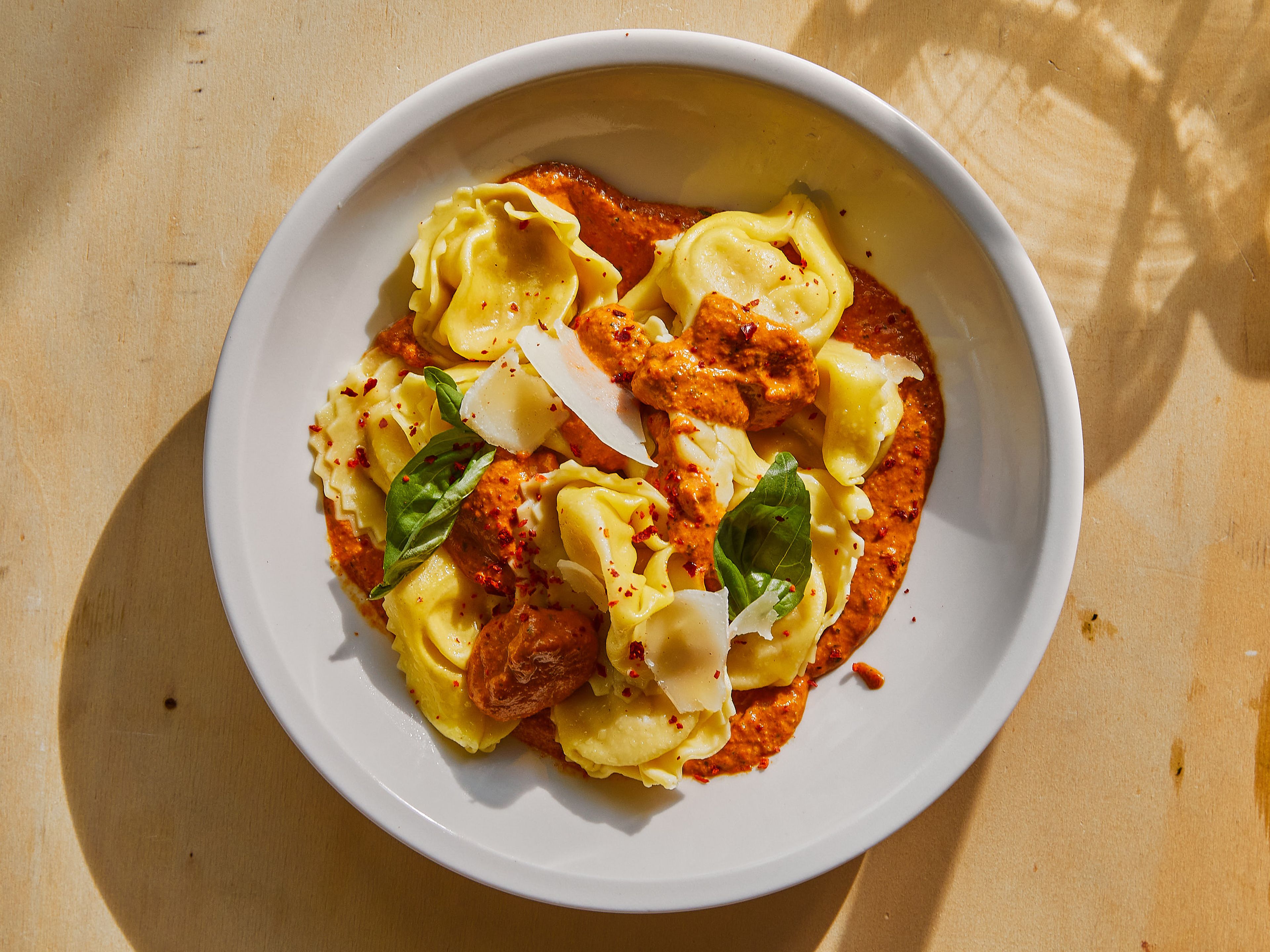 Käse-Tortellini mit Paprika-Pesto