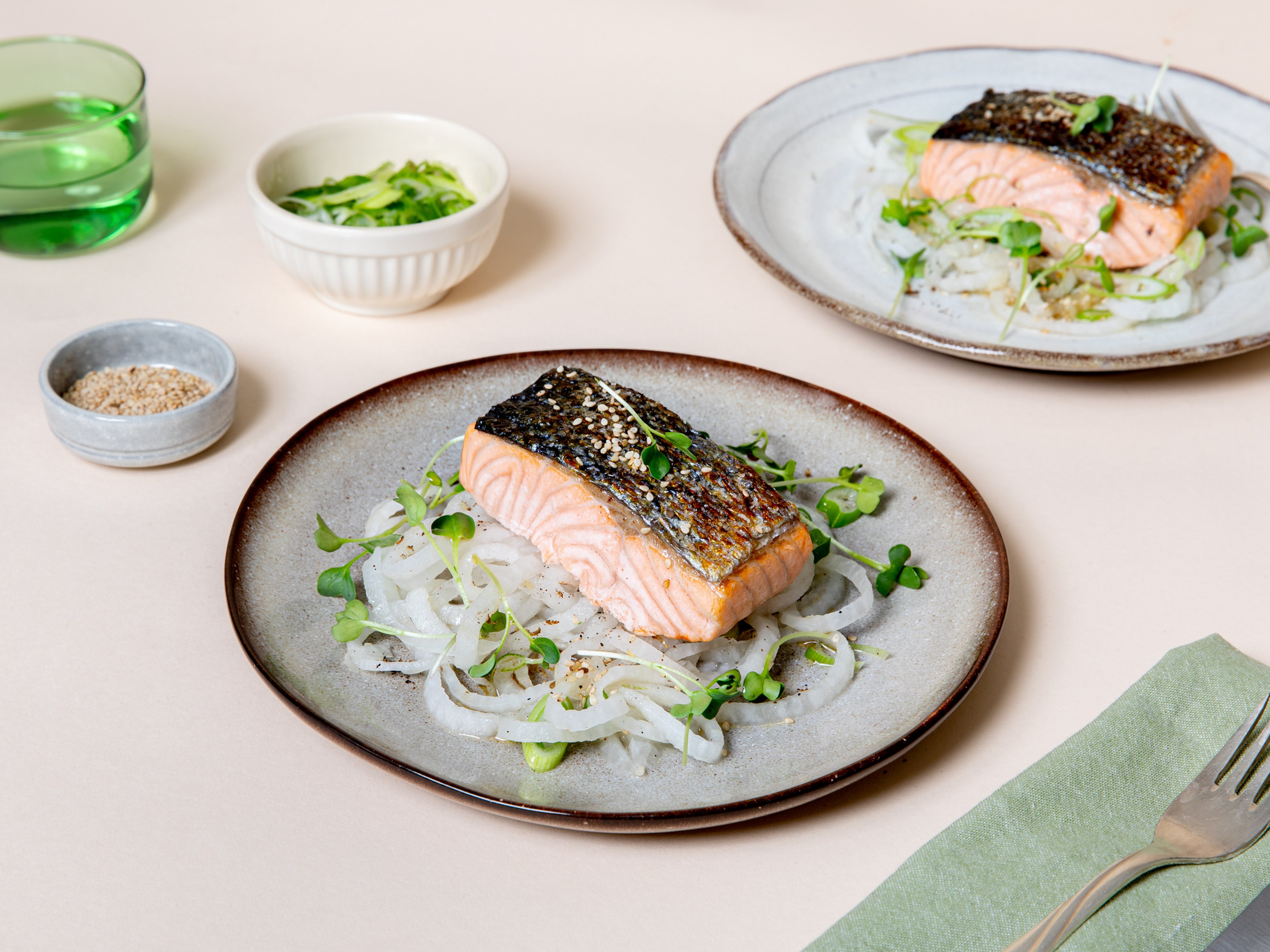 Ofen-Lachs mit roh mariniertem Daikonrettich