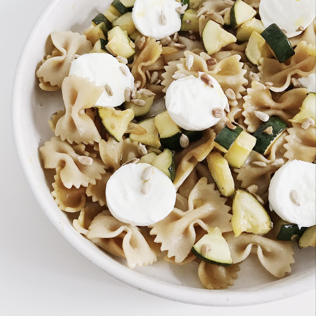 Warmer Nudelsalat mit Zucchini und Büffel-Mozzarella | Rezept | Kitchen ...