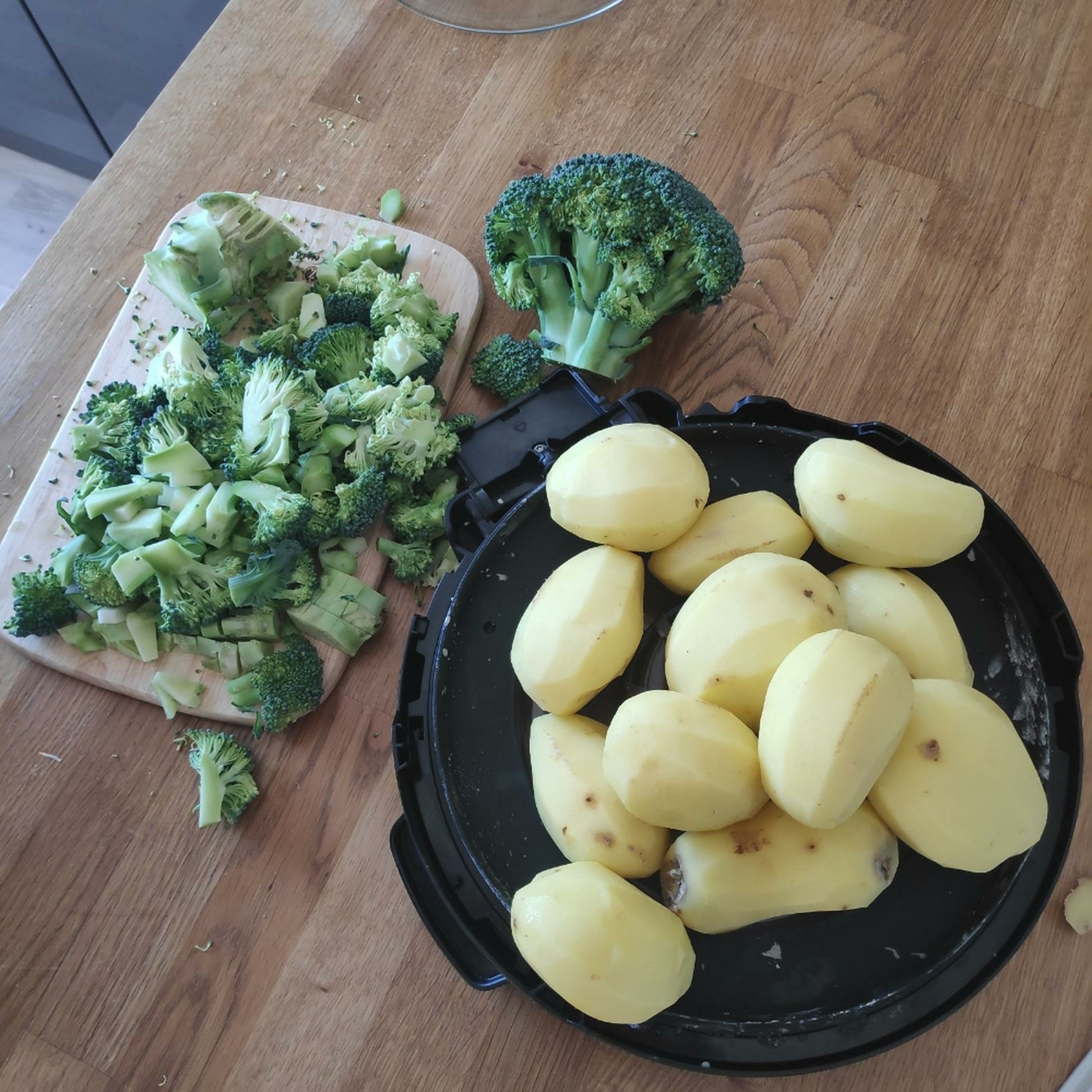 Die Kartoffeln schälen und den Brokkoli klein schneiden.