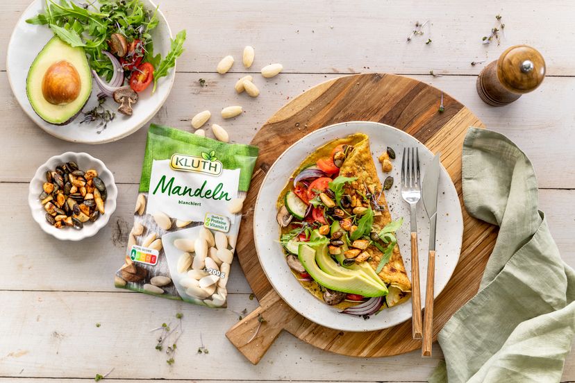 Gemüseomelette mit Kürbiskern-Mandeltopping