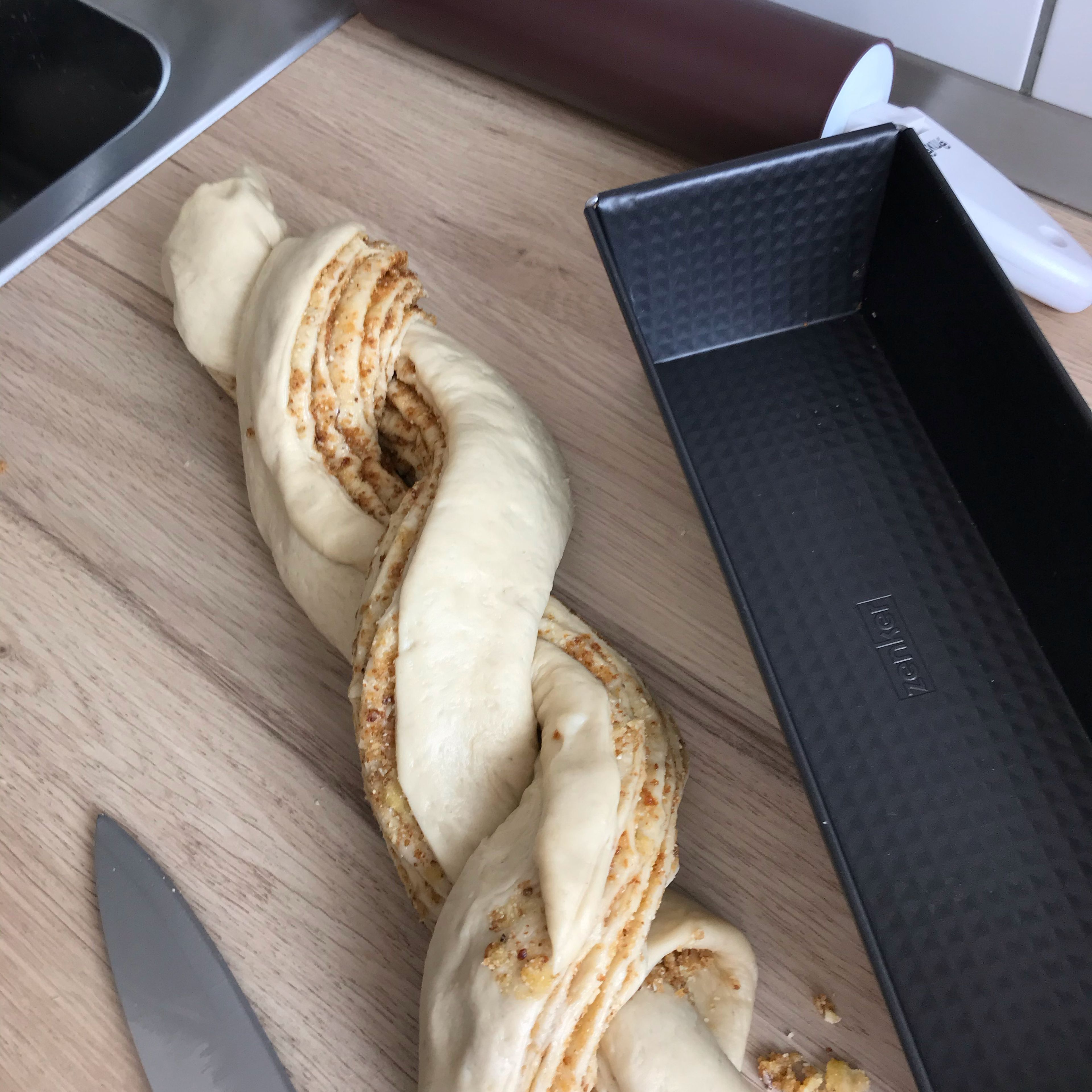 Mit beiden Strängen einen Zopf flechten und in eine große Kastenform oder auf ein mit Backpapier belegtes Backblech legen. Es darf nicht zu eng werden, sonst backt der Hefezopf innen nicht durch. Mit Eigelb bestreichen. Im vorgeheizten Backofen bei 180 °C Umluft ca. 30 - 35 Minuten backen. Stäbchenprobe nicht vergessen!