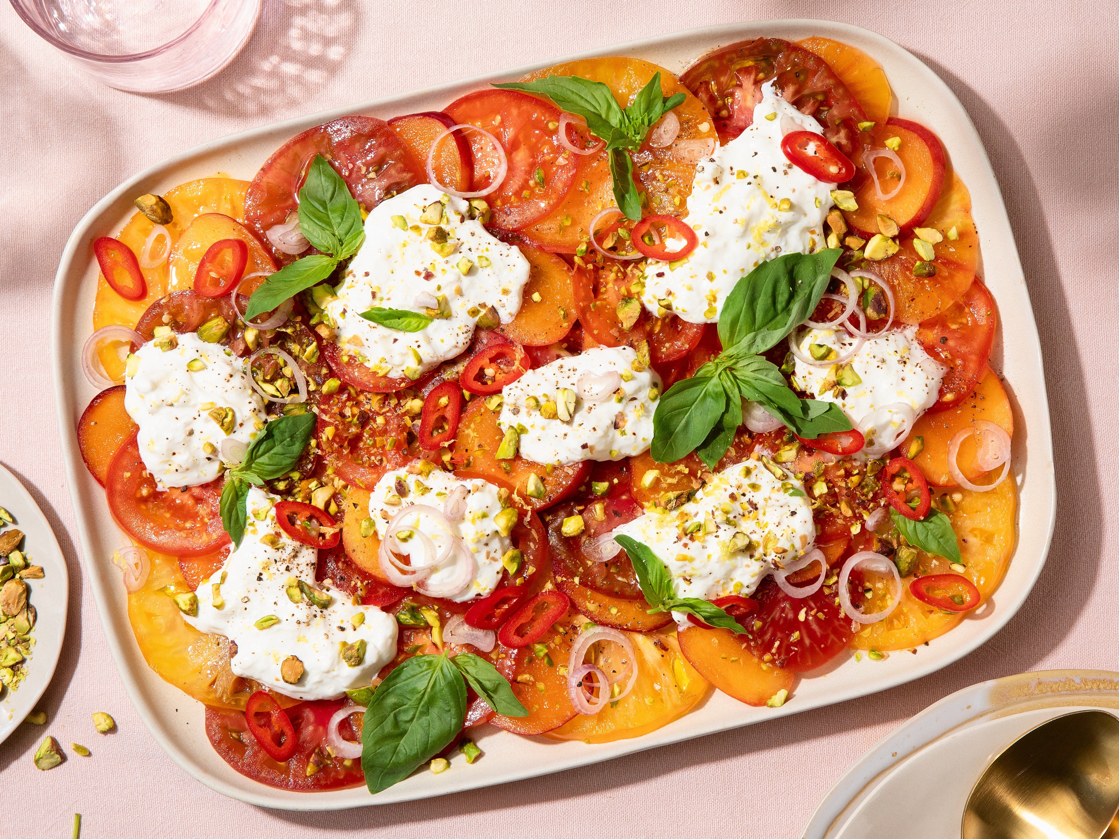 Tomaten-Aprikosen-Carpaccio mit Stracciatella und Pistazien
