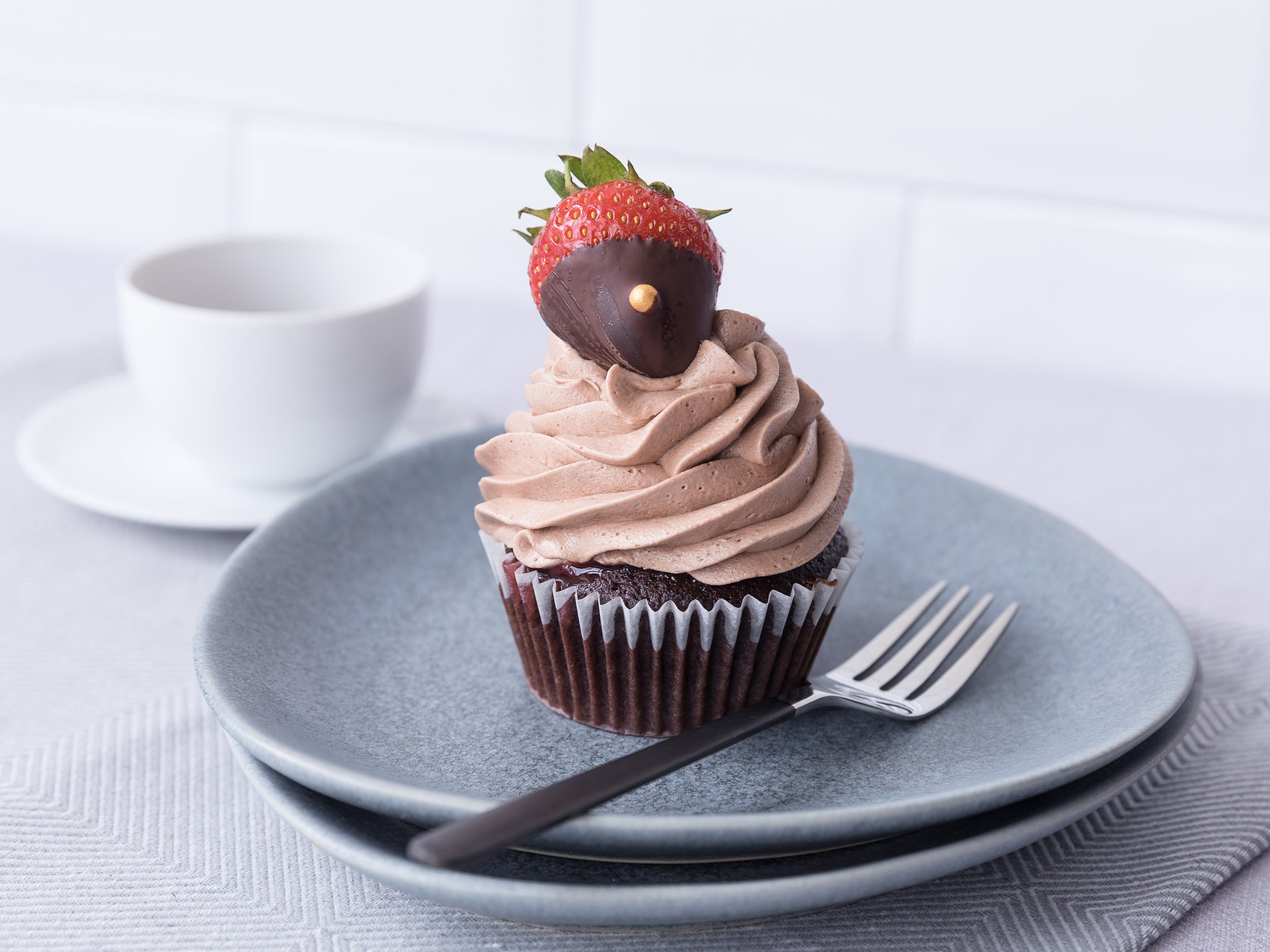 Schokoladen-Cupcakes mit Erdbeerfüllung und schokolierten Erdbeeren