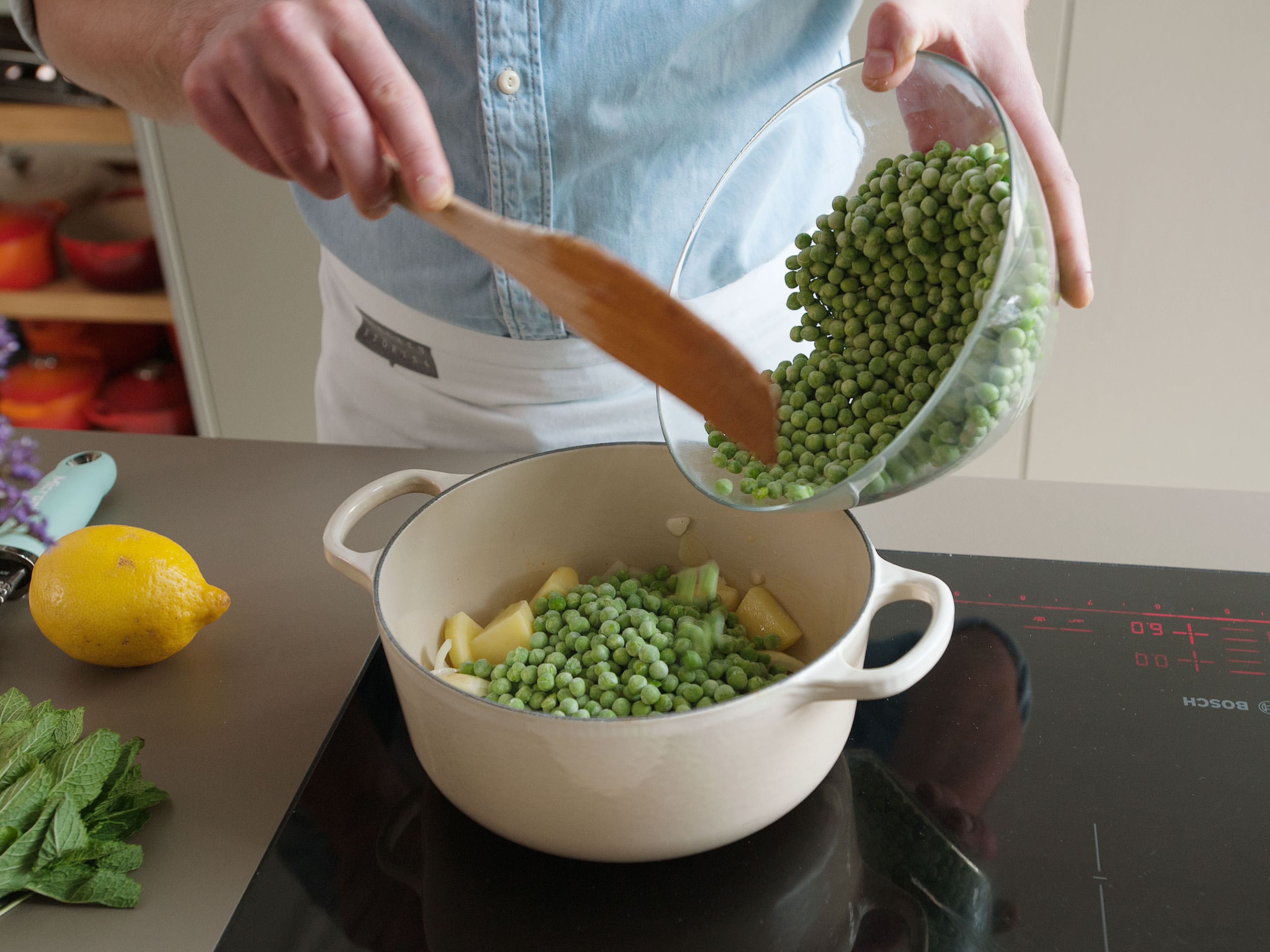 Melt butter in a large saucepan on medium heat. Add chopped potato, onion, and garlic and sauté for approx. 2 – 3 min. Add some of the frozen peas and some of the mint. Season with salt and pepper and continue to cook for approx. 2 – 3 min.