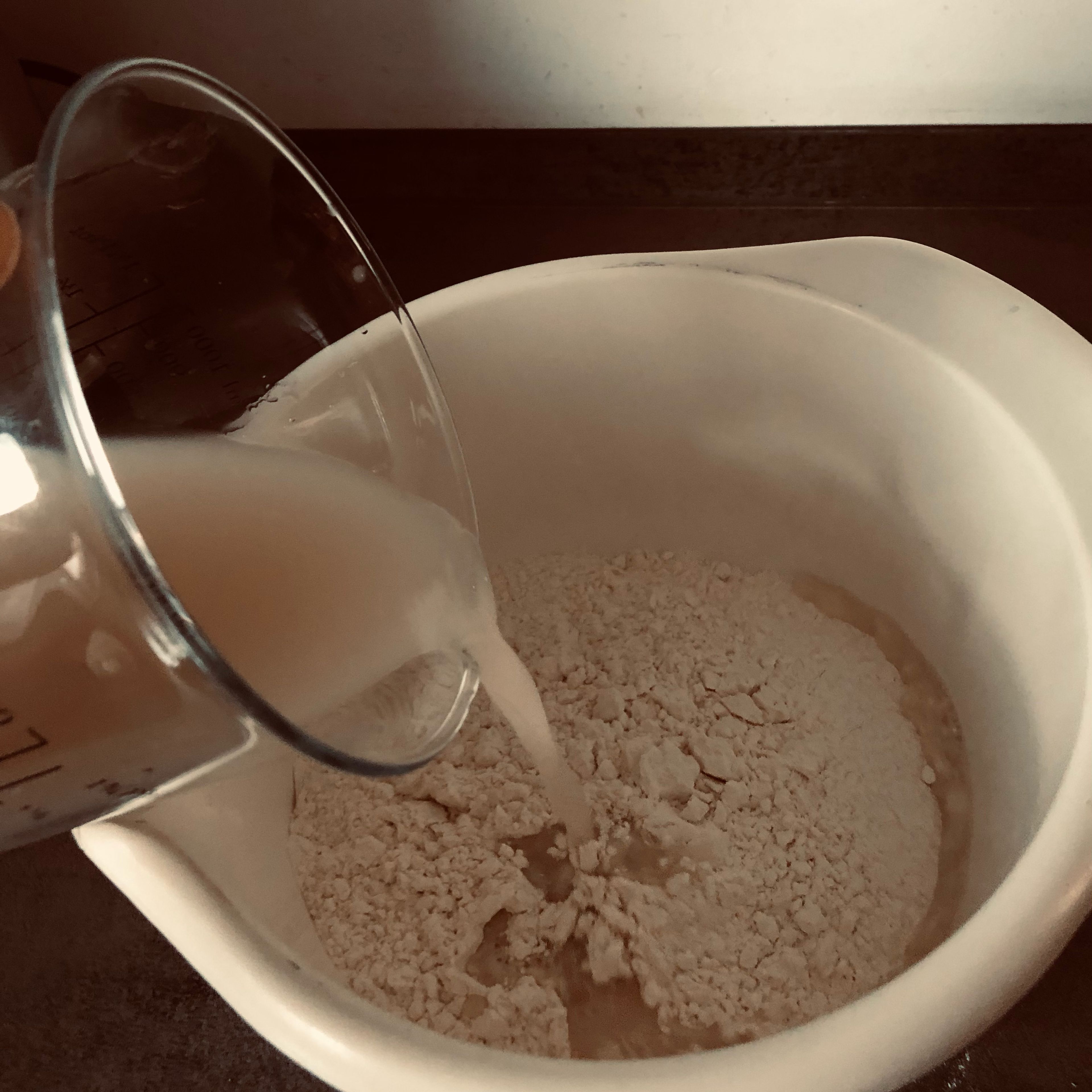 Hefe Wasser zum Mehl gießen und zu einem glatten Teig verkneten